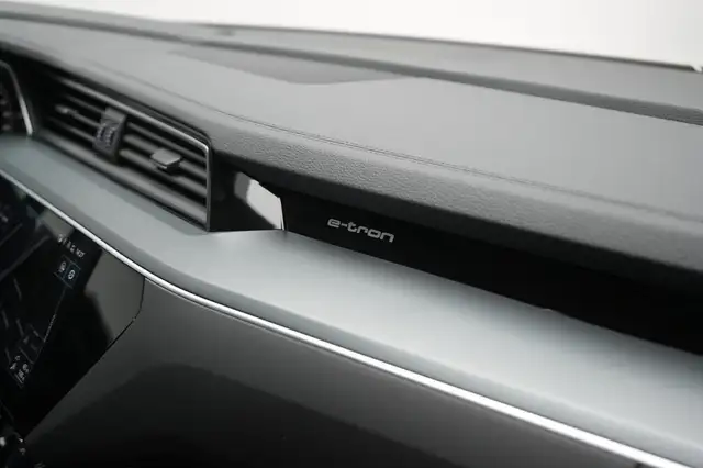 Audi Q8 view 9