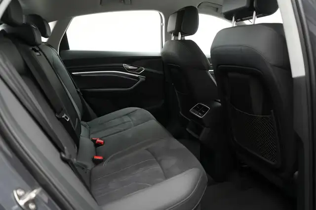 Audi Q8 view 10