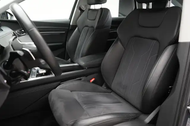 Audi Q8 view 13