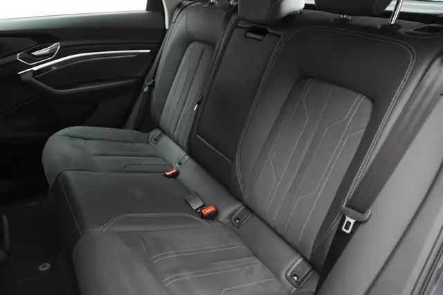 Audi Q8 view 11