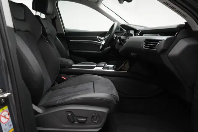Audi Q8 view 7