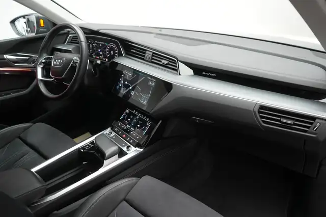 Audi Q8 view 8
