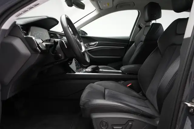 Audi Q8 view 12