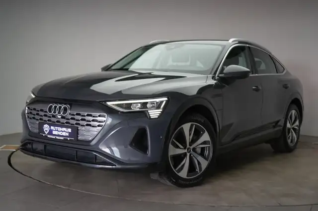 Audi Q8 view 3