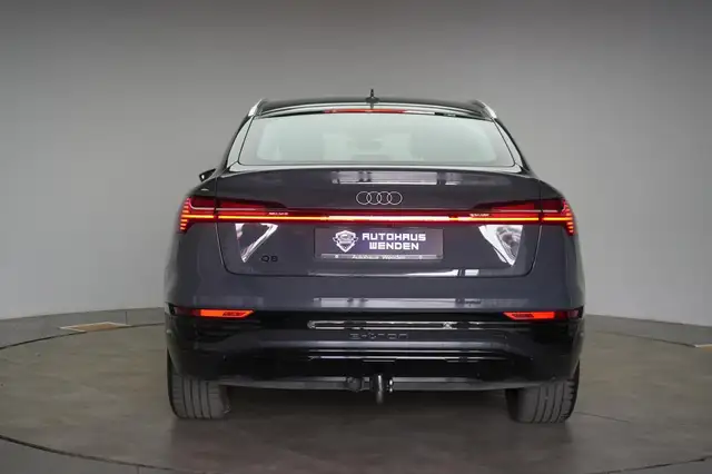 Audi Q8 view 5