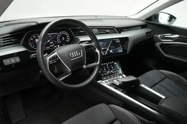 Audi Q8 view 15