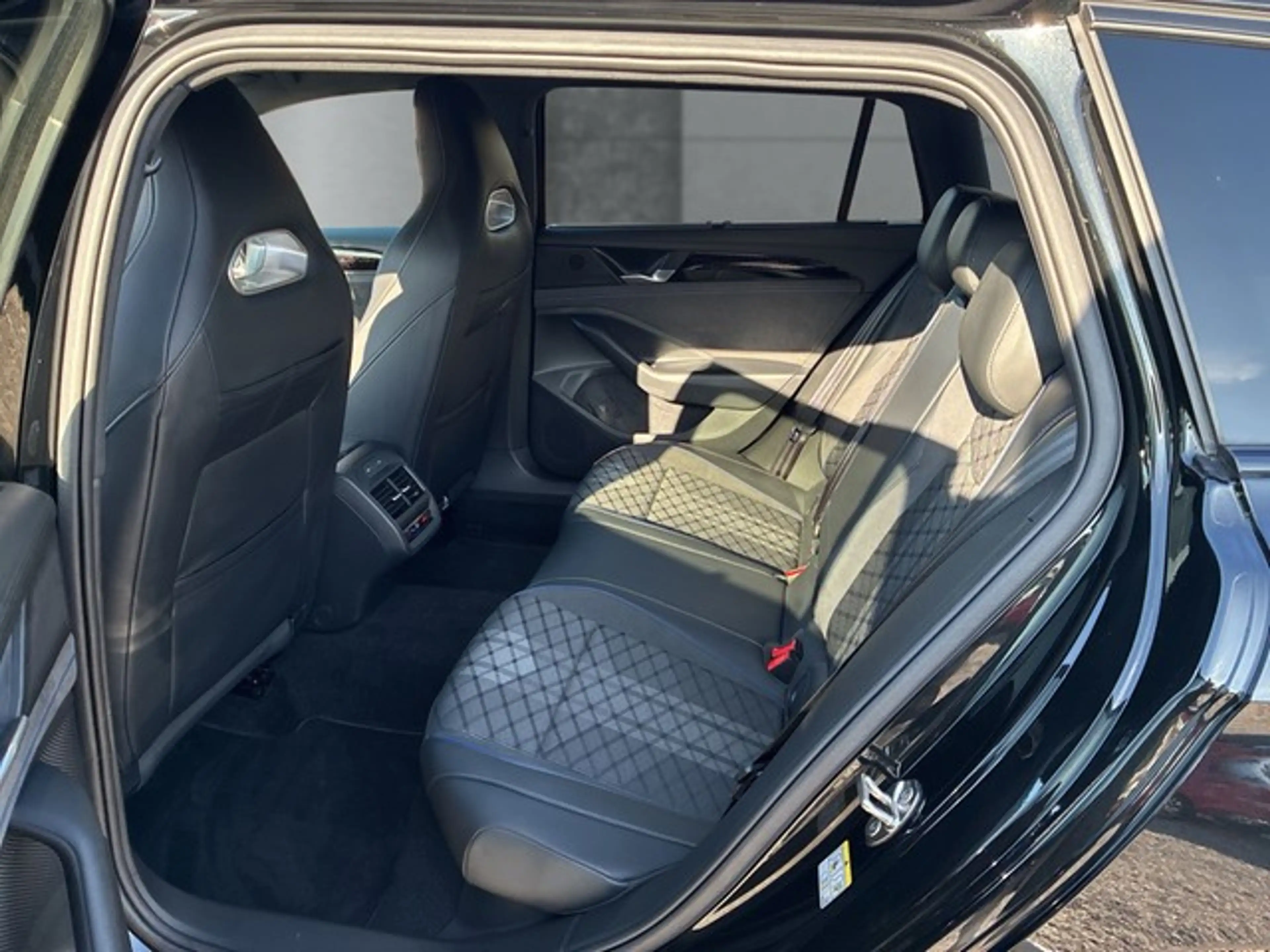 Volkswagen Passat Variant R-Line 2.0 TDI 4MO. DSG*LED*NAVI* — photo 15