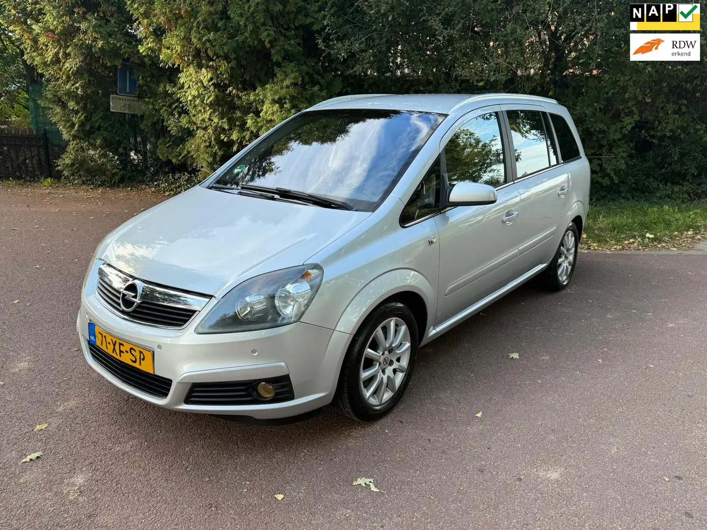 Opel Zafira 2.2 Cosmo 7p / Navi / Airco / NAP / Aux / pdc / Grijs - 1