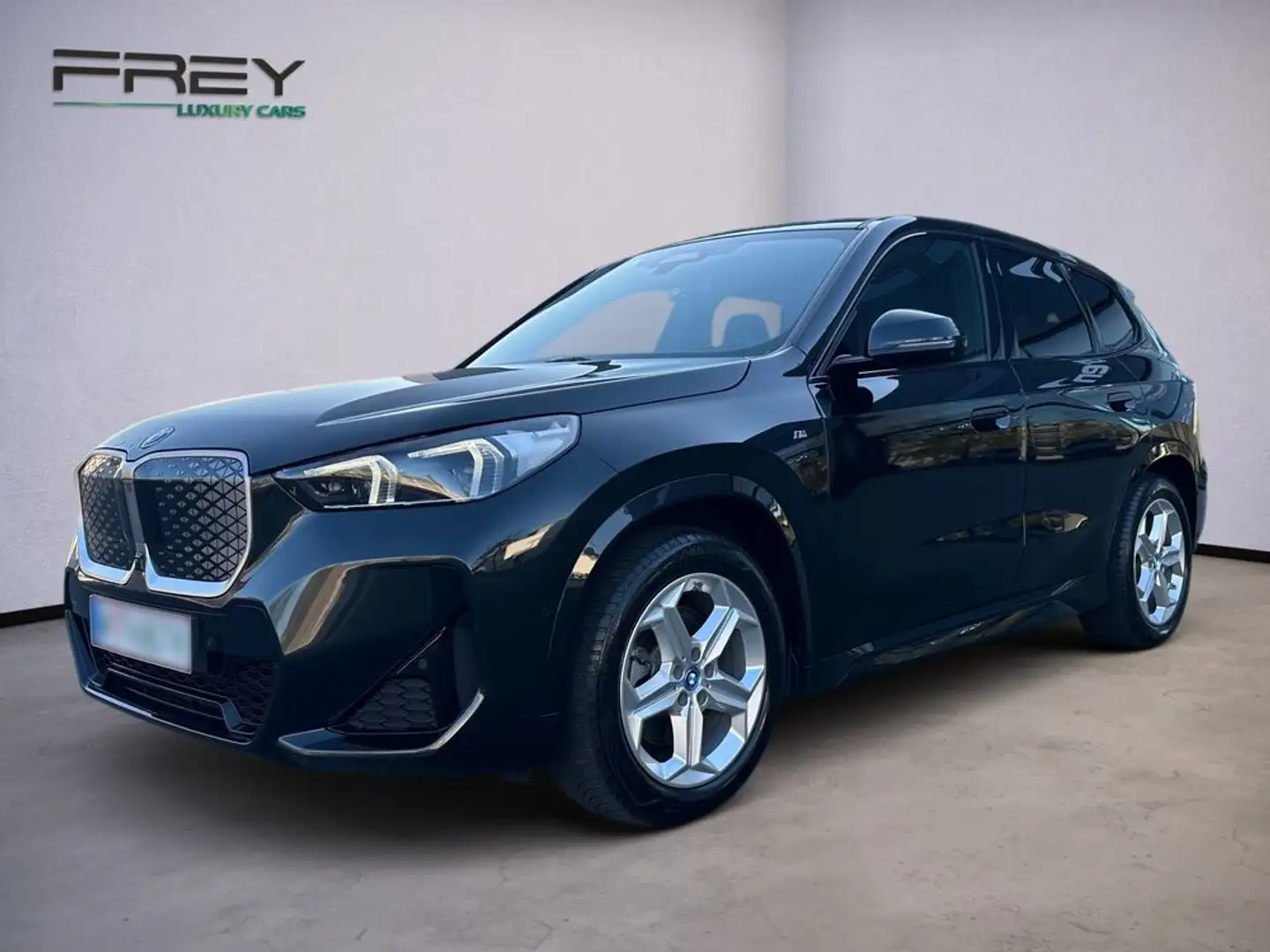 BMW iX1 30 xDrive M Sport / Farbe met. / Memory Seats Schwarz - 1