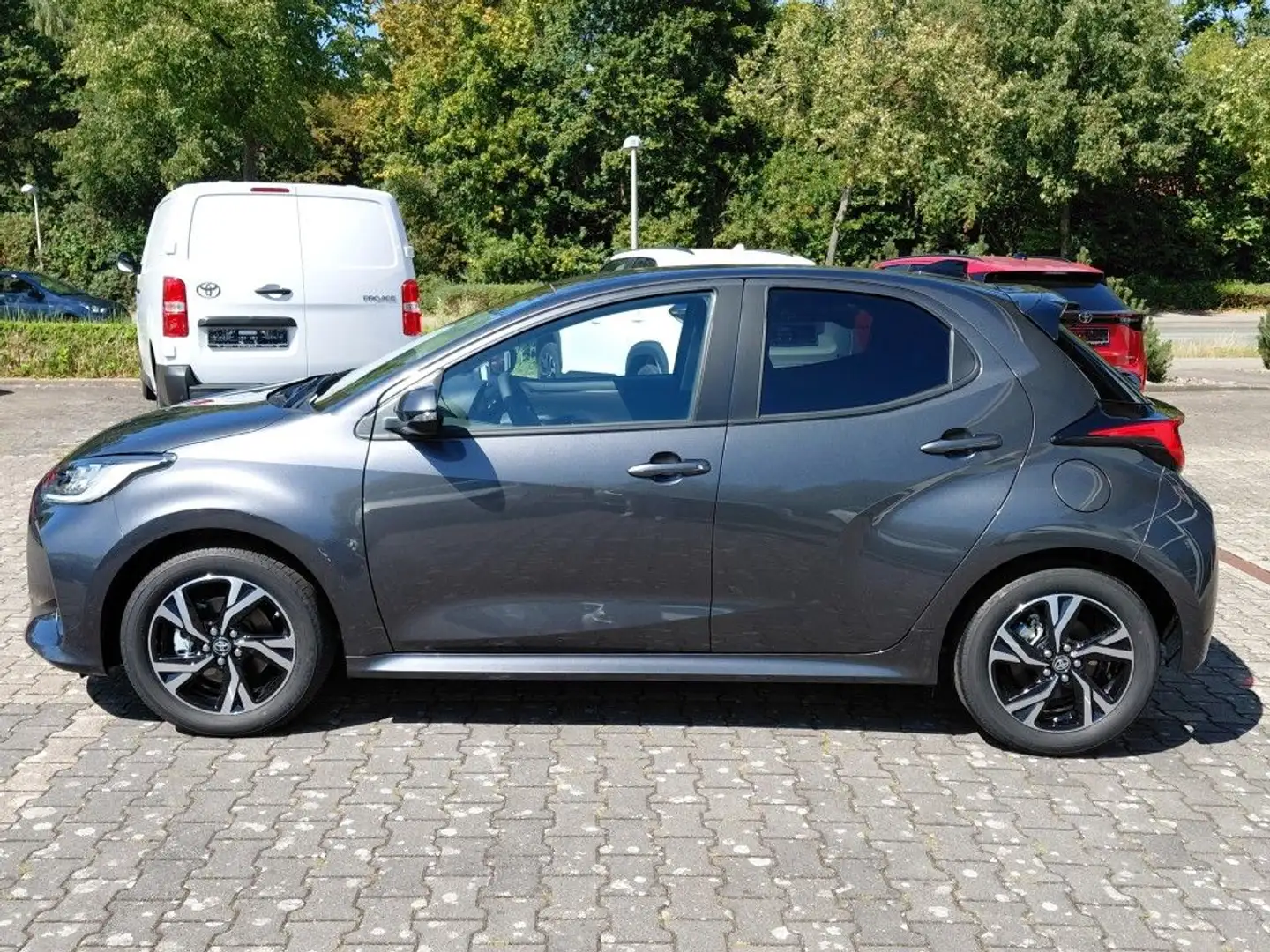Toyota Yaris Hybrid 116 1.5 VVT-i Teamplayer (XPA1) Grijs - 2