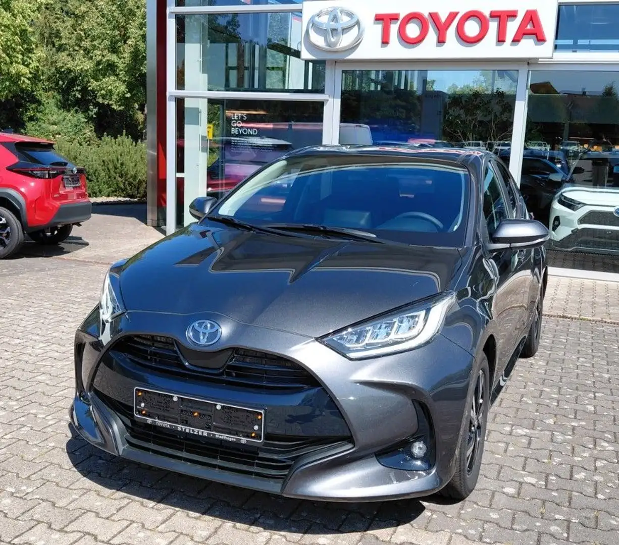 Toyota Yaris Hybrid 116 1.5 VVT-i Teamplayer (XPA1) Grijs - 1