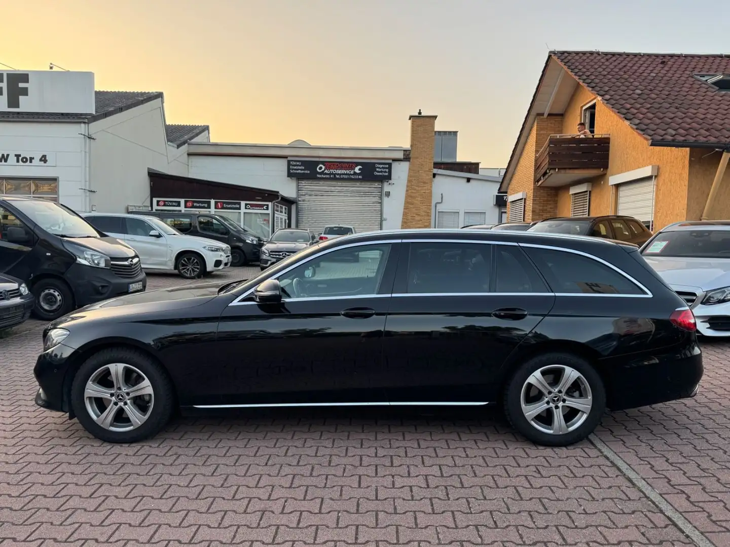 Mercedes-Benz E 200 4Matic Avantgarde PANO+AHK+CAM+MULTIBEAM Noir - 2