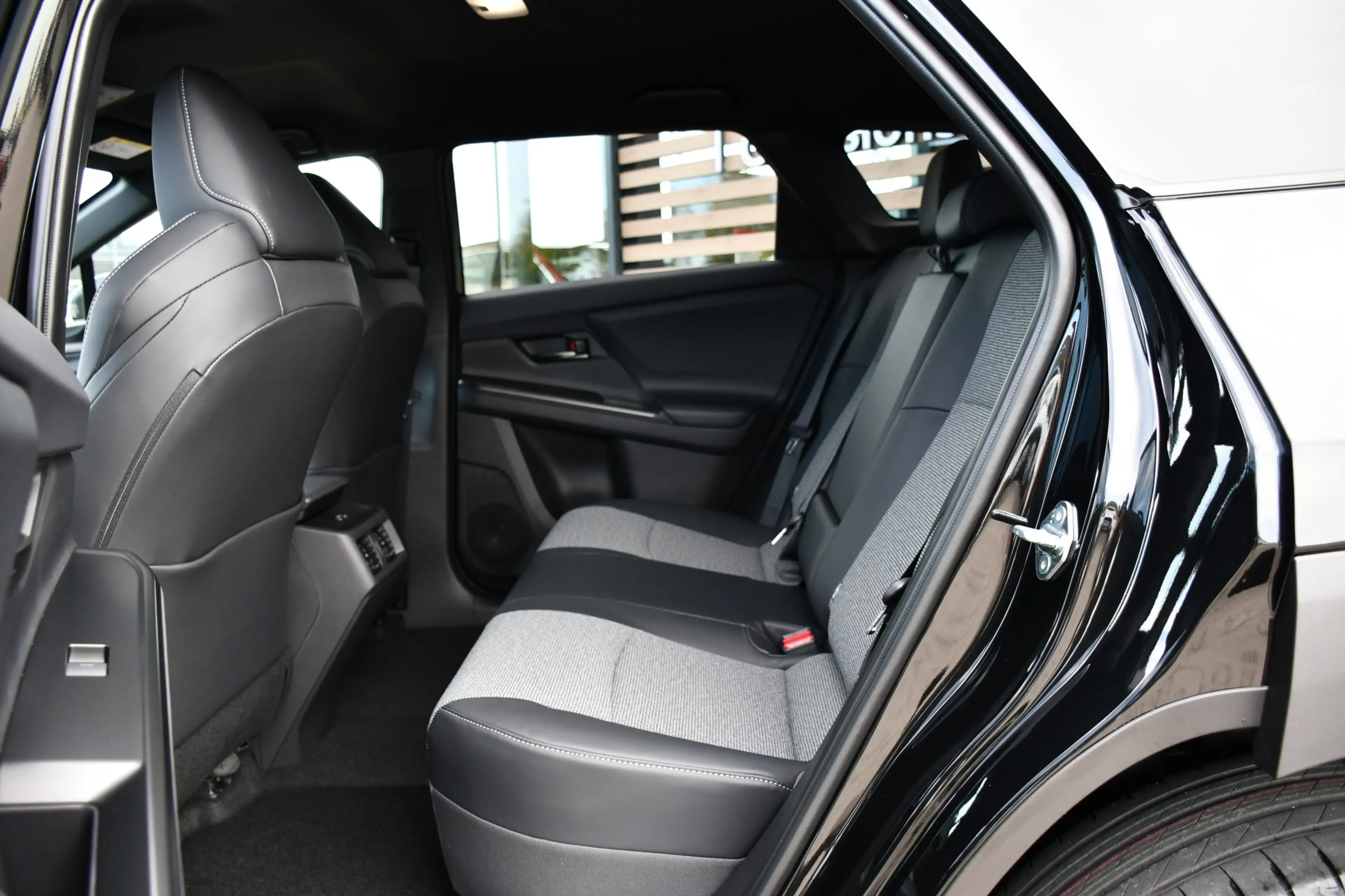 Toyota bZ4X Touring Dynamic 75 kWh 227pk | Alarm klasse 3 | Do — photo 4