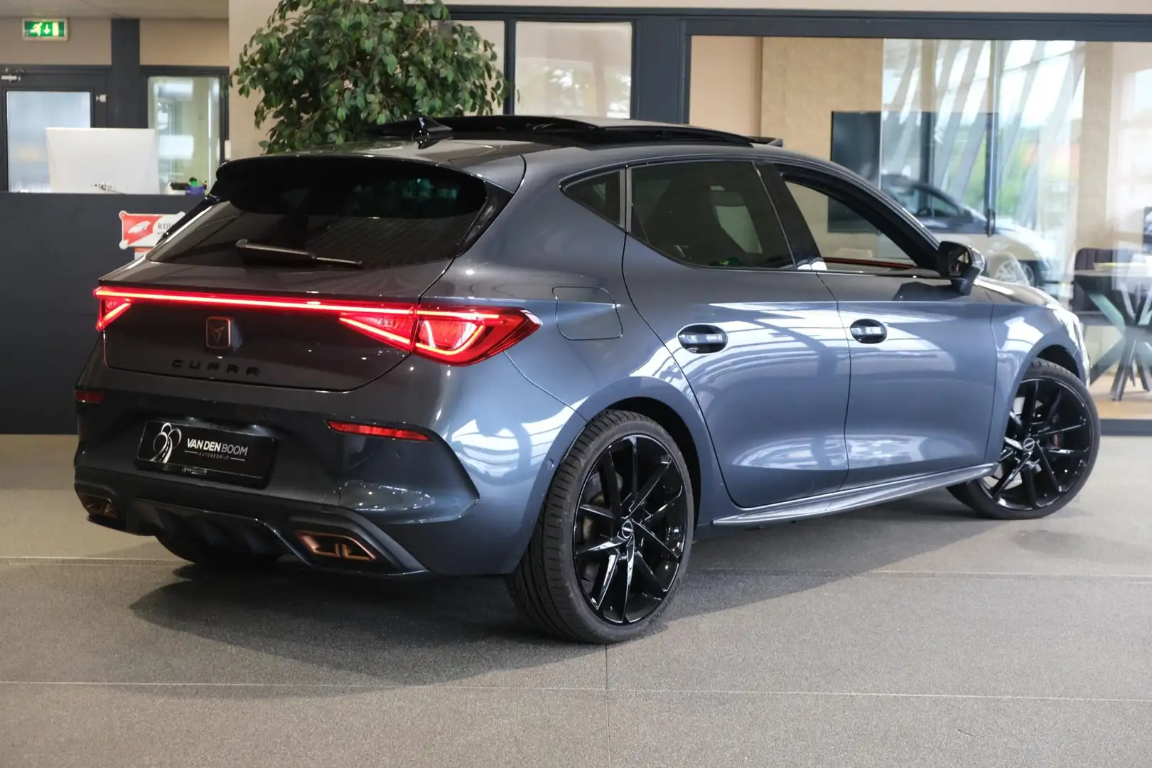 CUPRA Leon 1.4 e-Hybrid VZ Performance 245PK Pano Navi CAM Le Grijs - 2