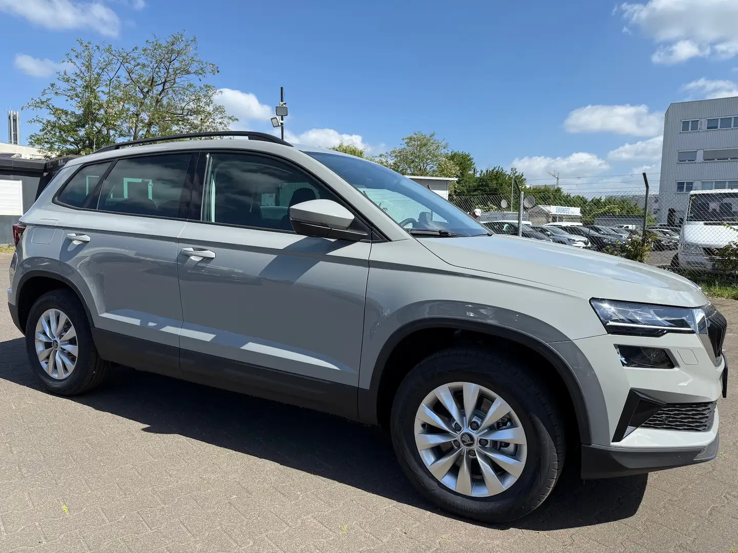 Skoda Karoq 2.0 TDI DSG Selection 4x4 150PS/Pano/AHK Grau - 2