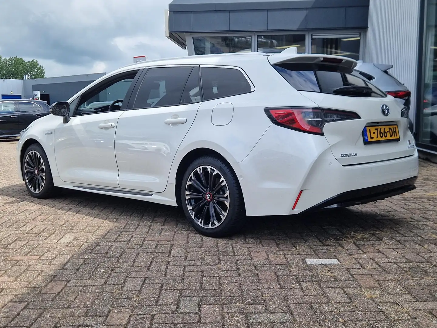 Toyota Corolla Touring Sports 1.8 Hybrid GR-Sport Trekhaak Wit - 2