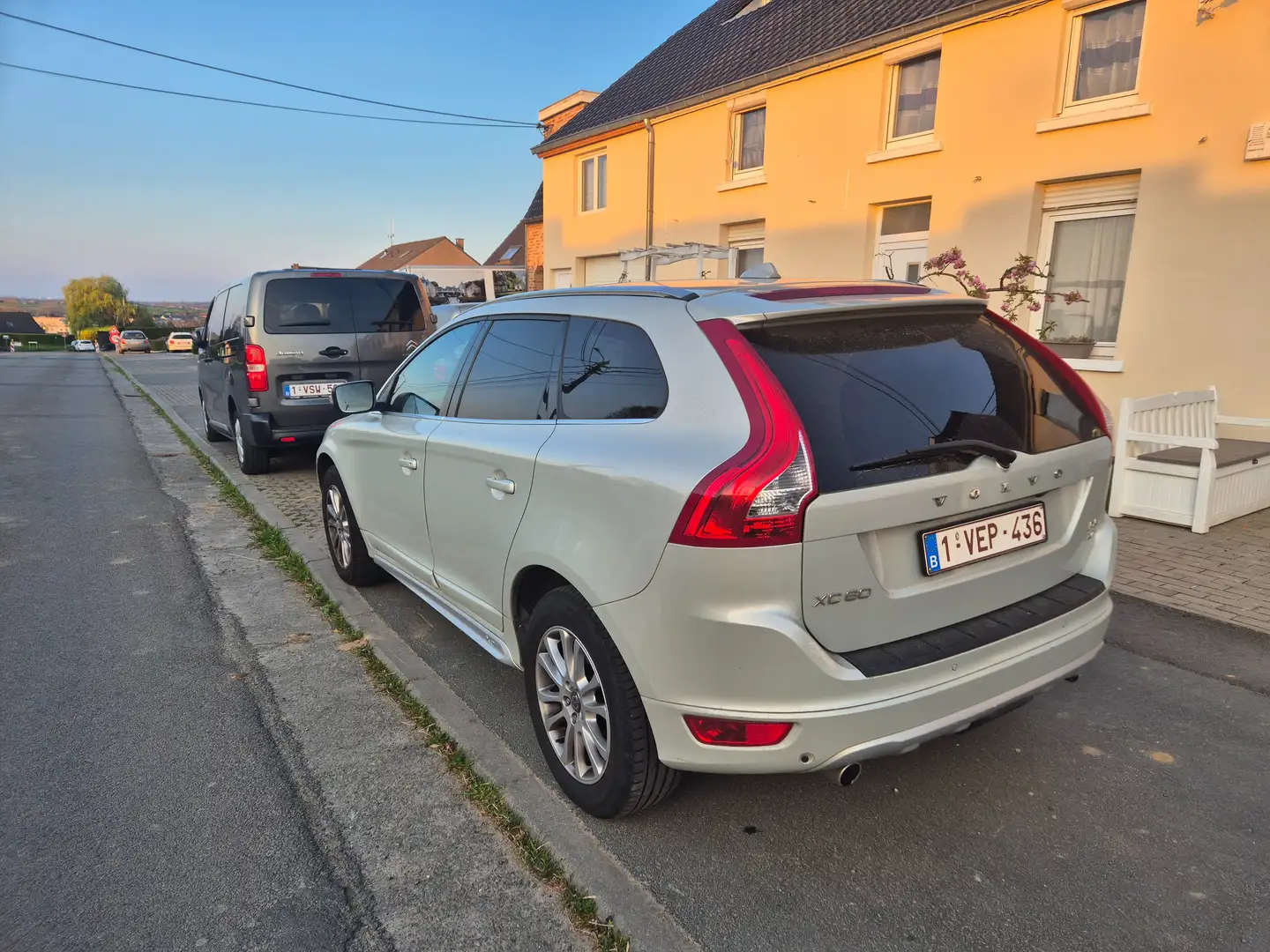 Volvo XC60 XC60+2.4+D5+AWD+Momentum+Geartronic Blanc - 2