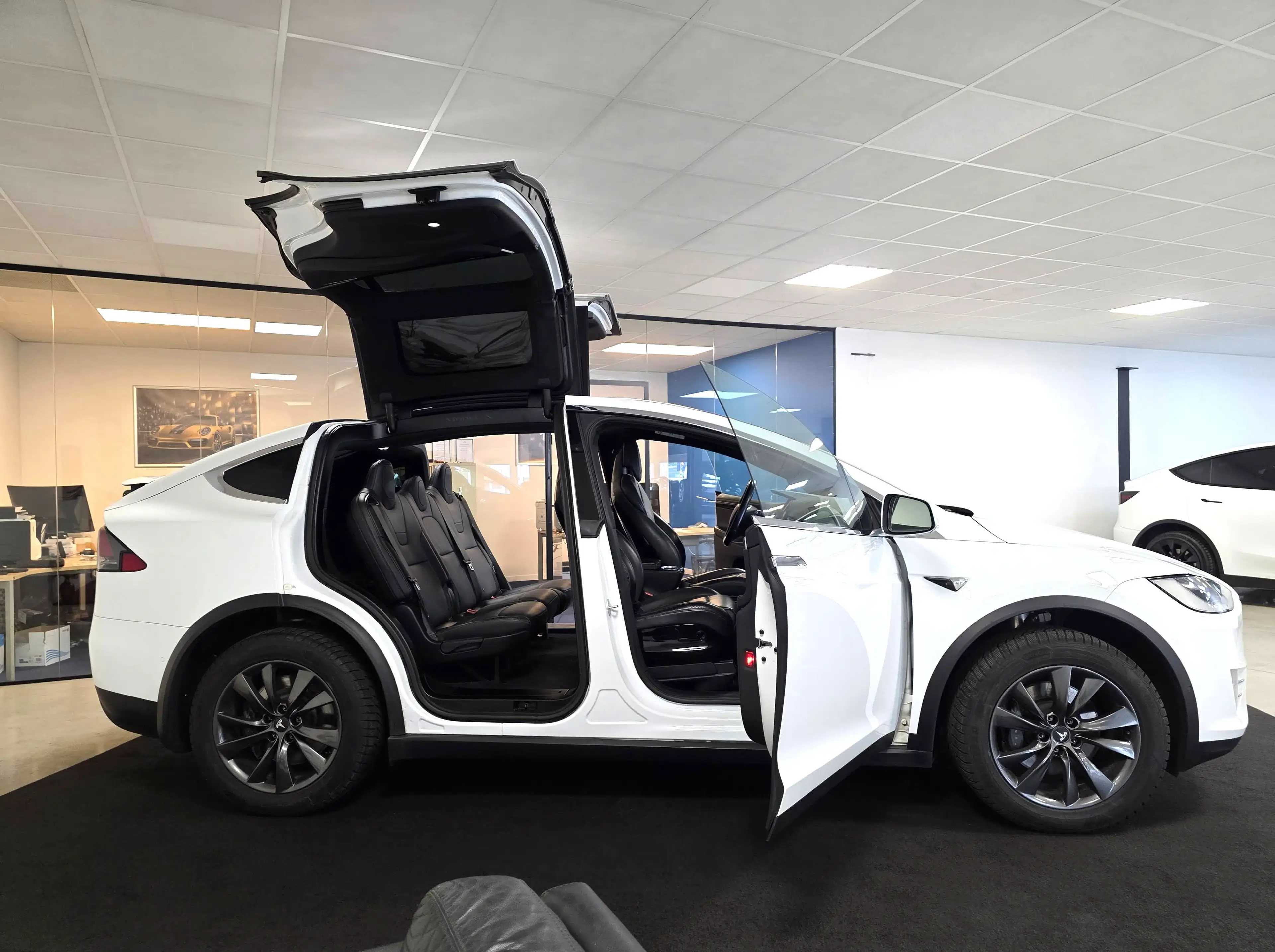 Tesla Model X 90D Dual Motor Premium Connectivity — photo 8