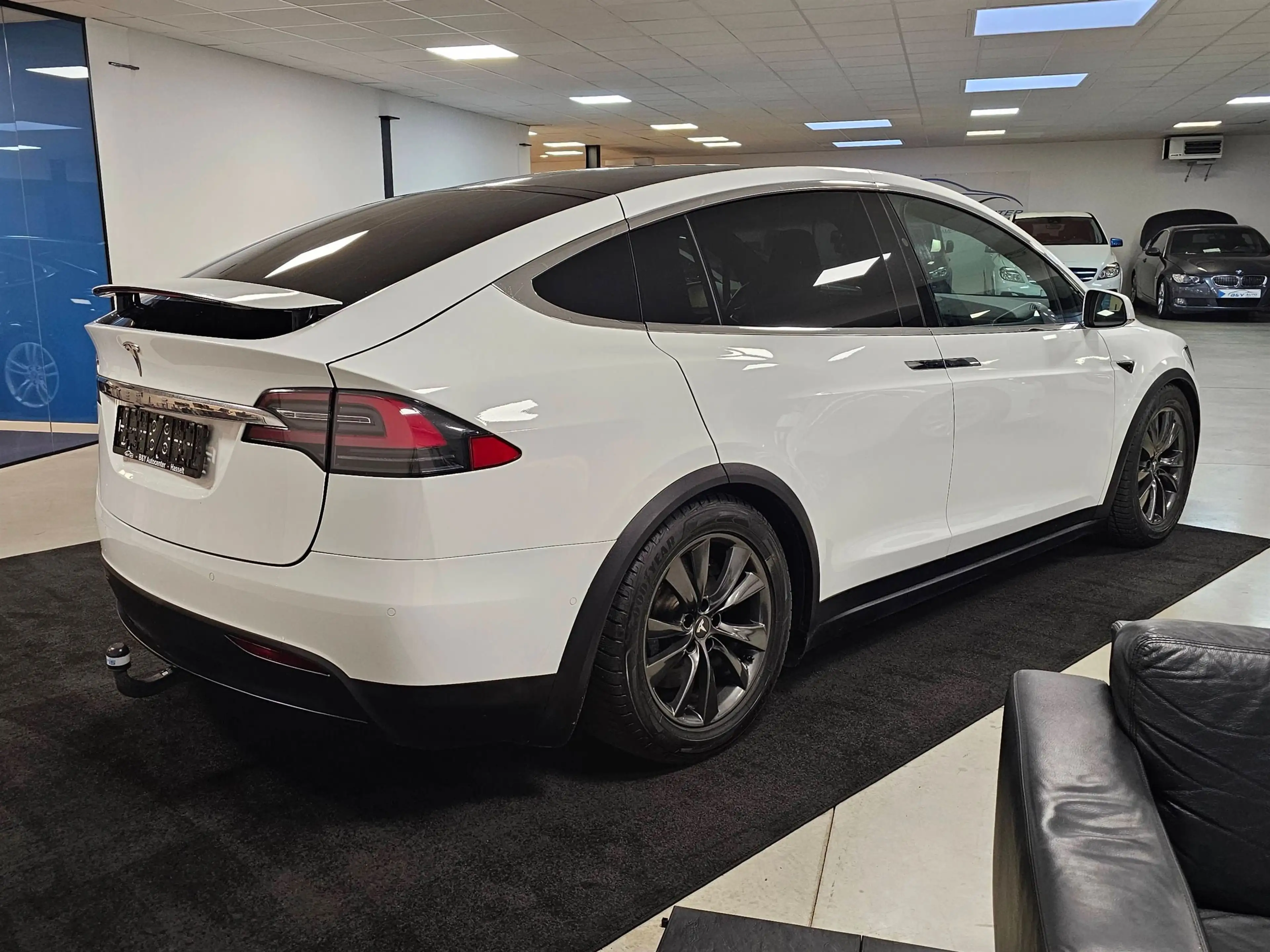 Tesla Model X 90D Dual Motor Premium Connectivity — photo 7
