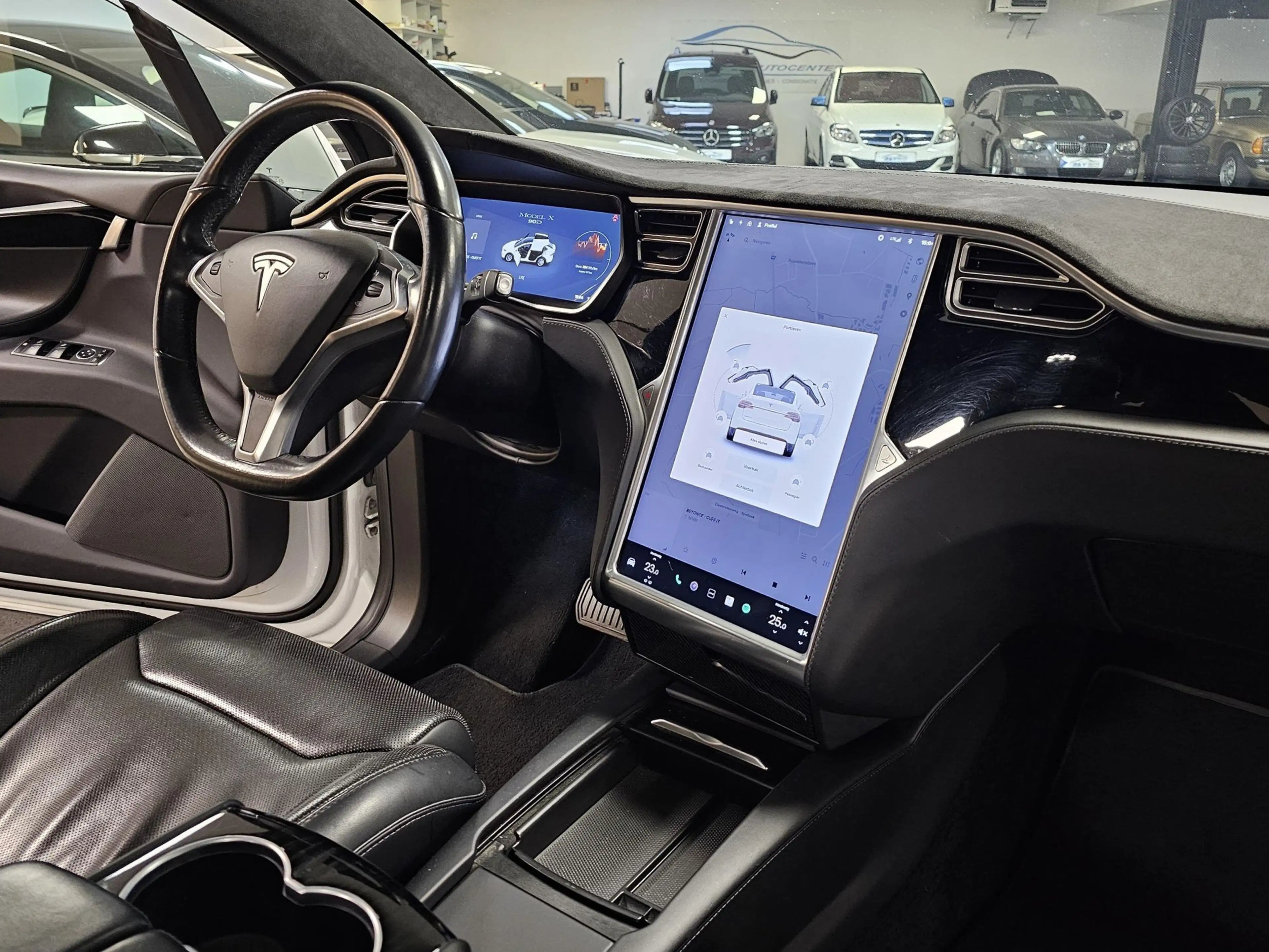 Tesla Model X 90D Dual Motor Premium Connectivity — photo 12