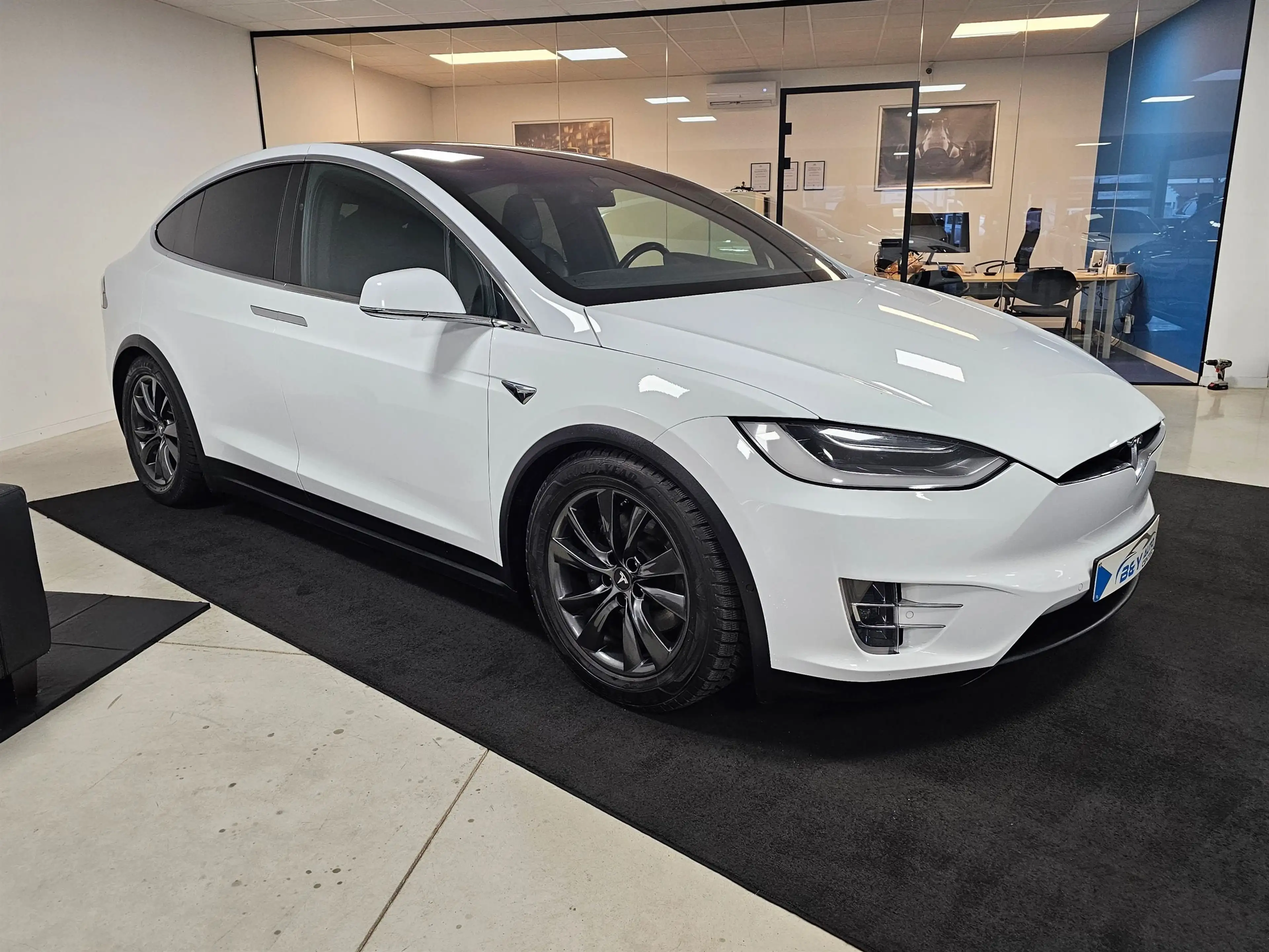 Tesla Model X 90D Dual Motor Premium Connectivity — photo 9