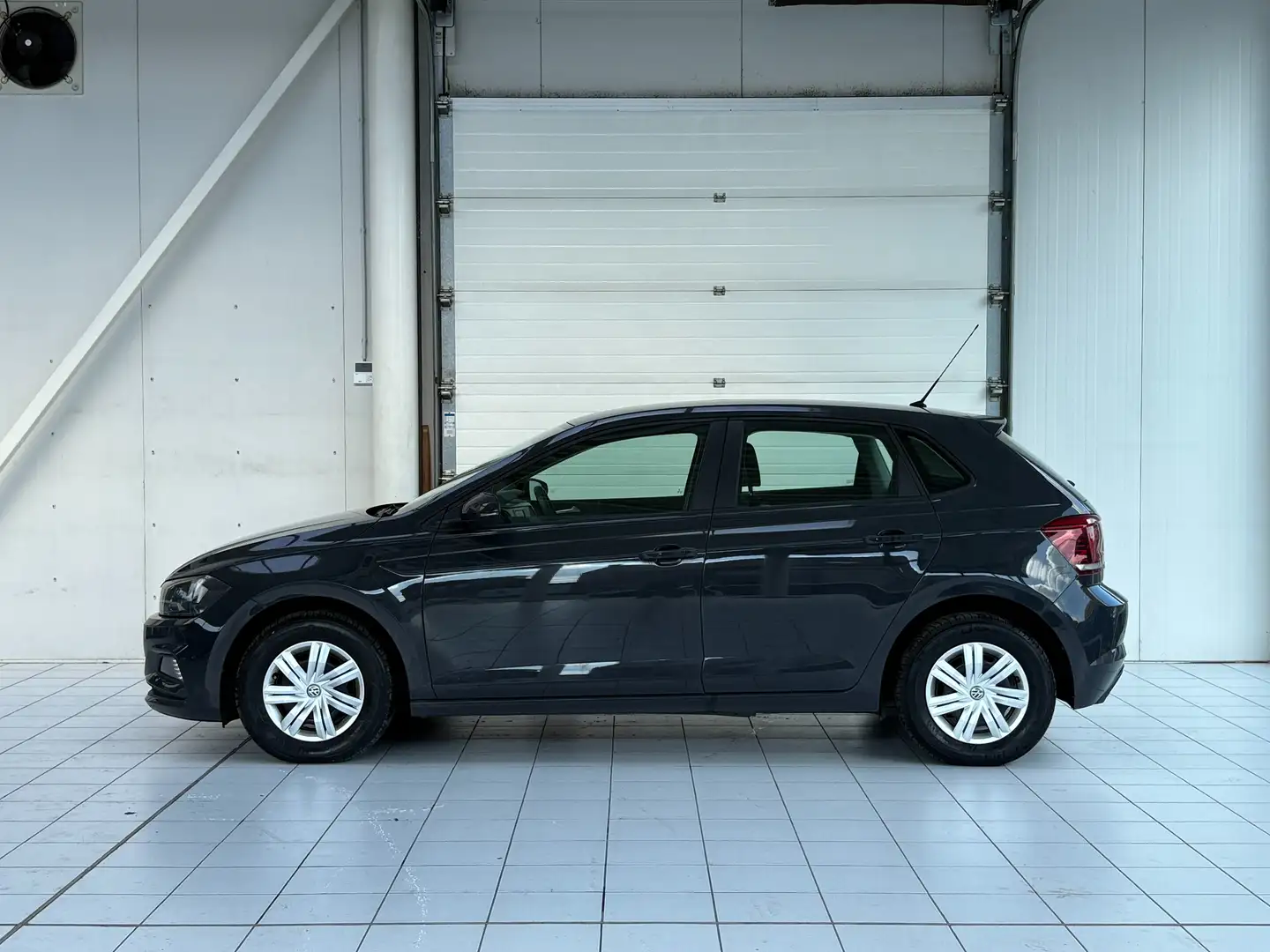 Volkswagen Polo 1.0i *PDC * CLIM * 5 PORTES * 1ER PROP * Gris - 2