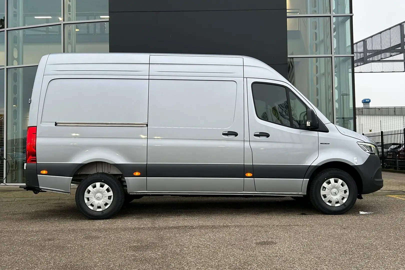 Mercedes-Benz 320 eSprinter L2/H2 Pro 81kWh | Winterpakket | High-pe Argintiu - 2