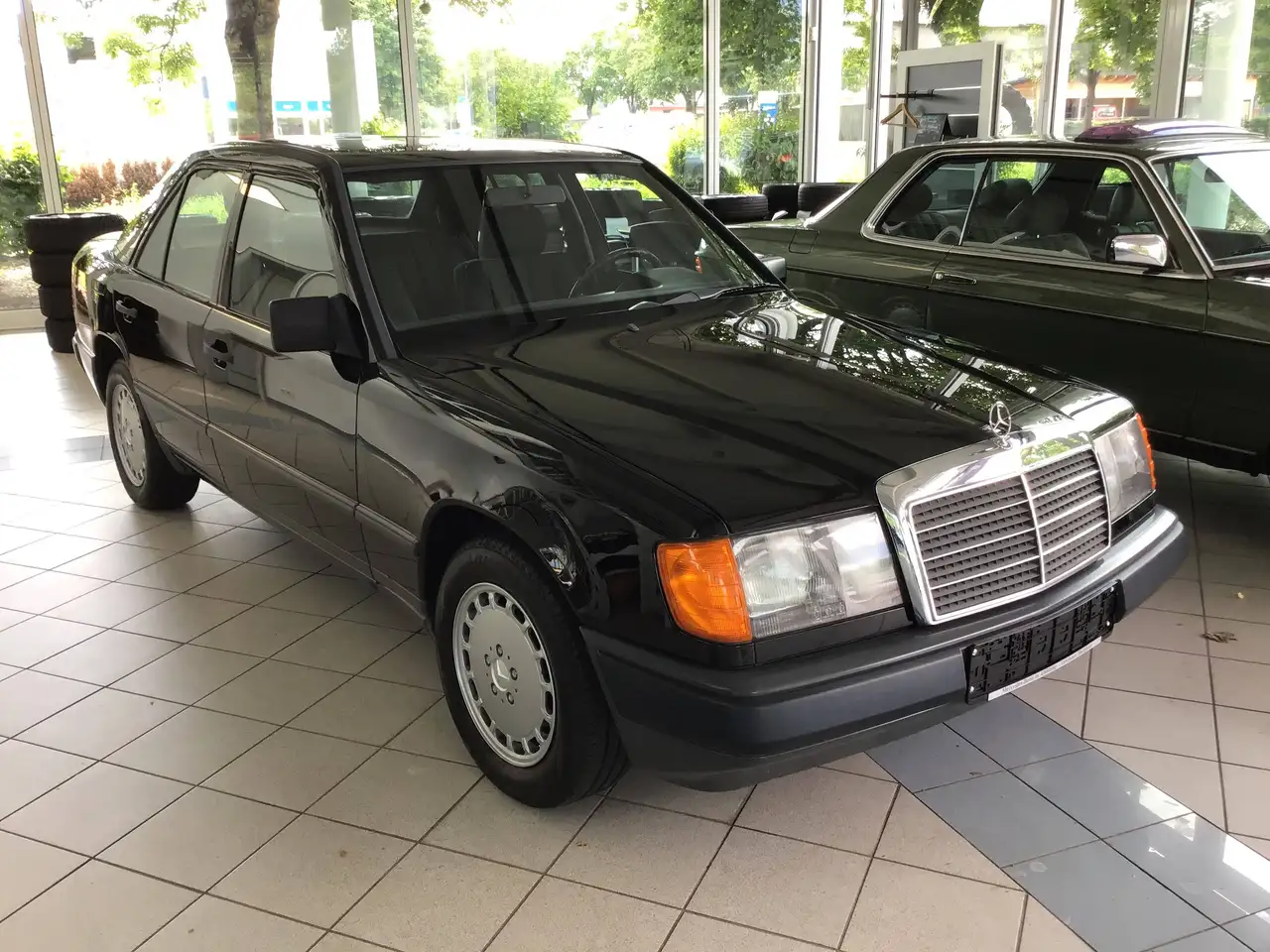 Mercedes-Benz 230 E / W124 / Oldtimer / H-Kennzeichen / Wertgutachten 12 T€ / Note 2 / Schiebedach elektrisch, foto 1
