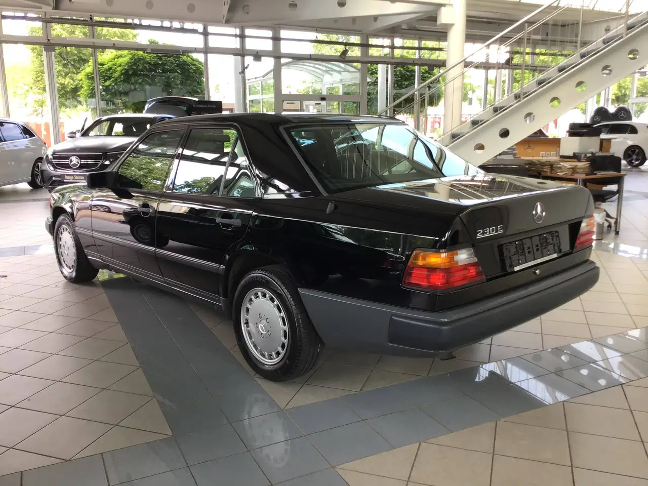 Mercedes-Benz 230 E / W124 / Oldtimer / H-Kennzeichen / Wertgutachten 12 T€ / Note 2 / Schiebedach elektrisch, foto 4