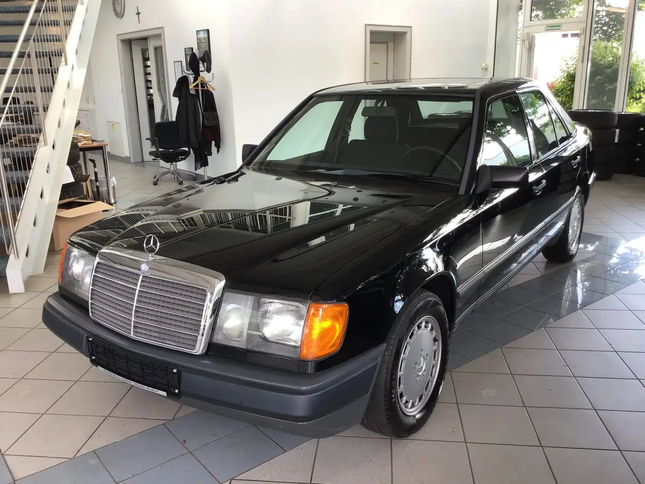 Mercedes-Benz 230 E / W124 / Oldtimer / H-Kennzeichen / Wertgutachten 12 T€ / Note 2 / Schiebedach elektrisch, foto 3