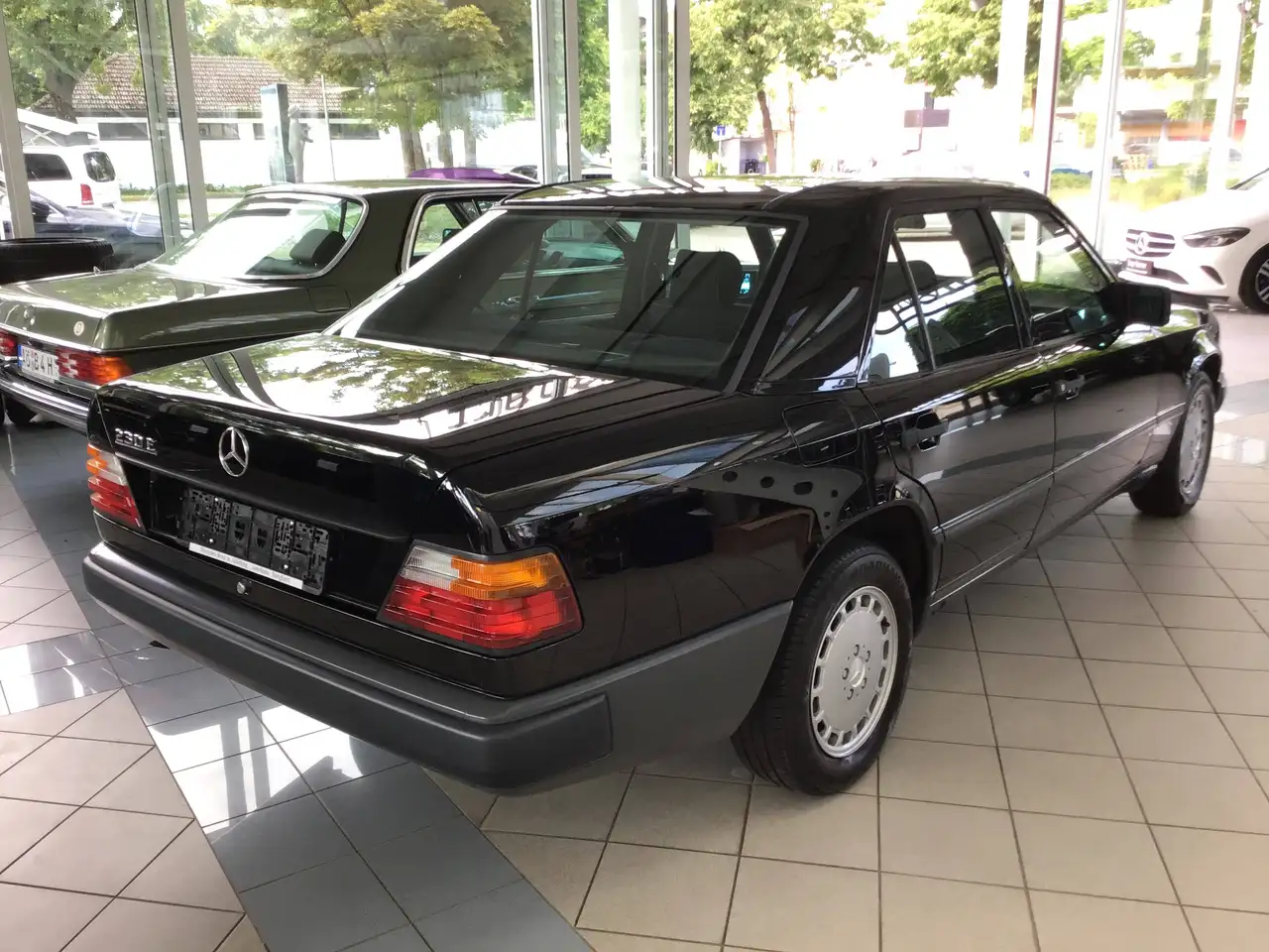 Mercedes-Benz 230 E / W124 / Oldtimer / H-Kennzeichen / Wertgutachten 12 T€ / Note 2 / Schiebedach elektrisch, foto 6