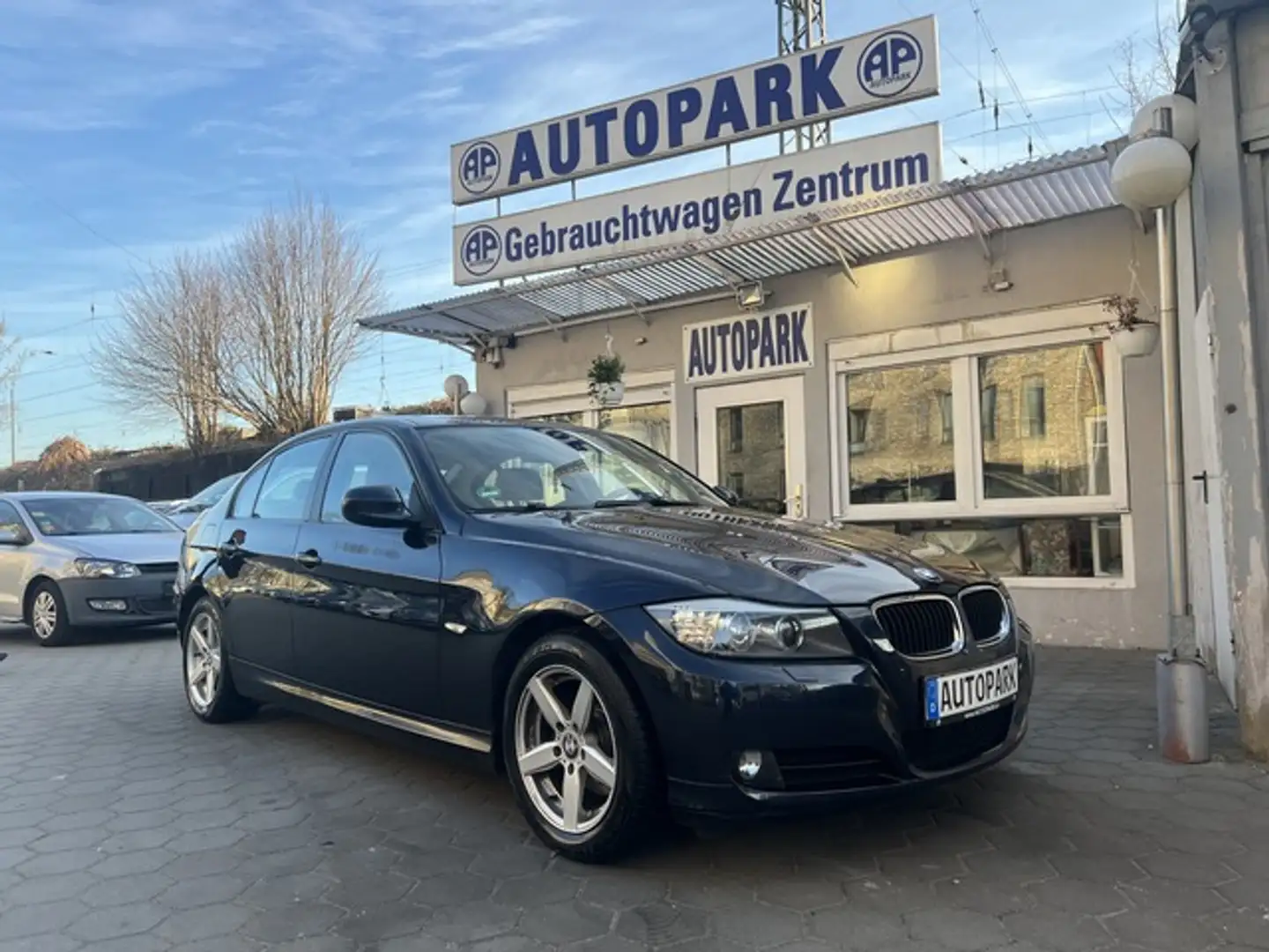 BMW 320 320i Limousine**Vollausstattung** Noir - 1