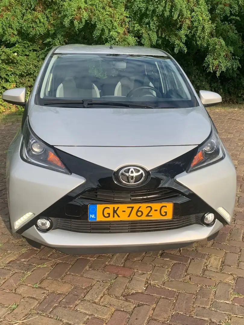 Toyota Aygo 1.0 VVT-i x-play Zilver - 2