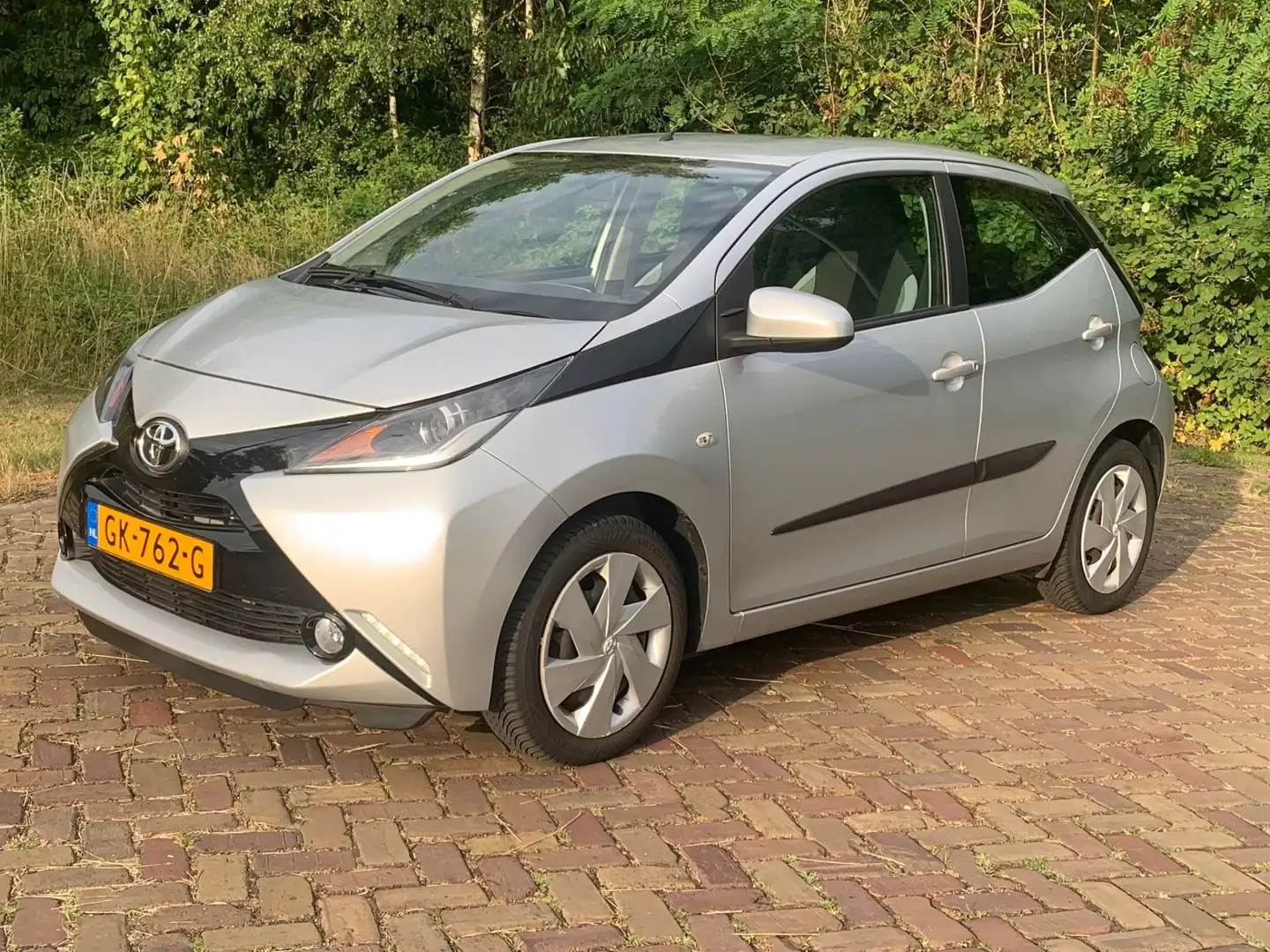 Toyota Aygo 1.0 VVT-i x-play Zilver - 1