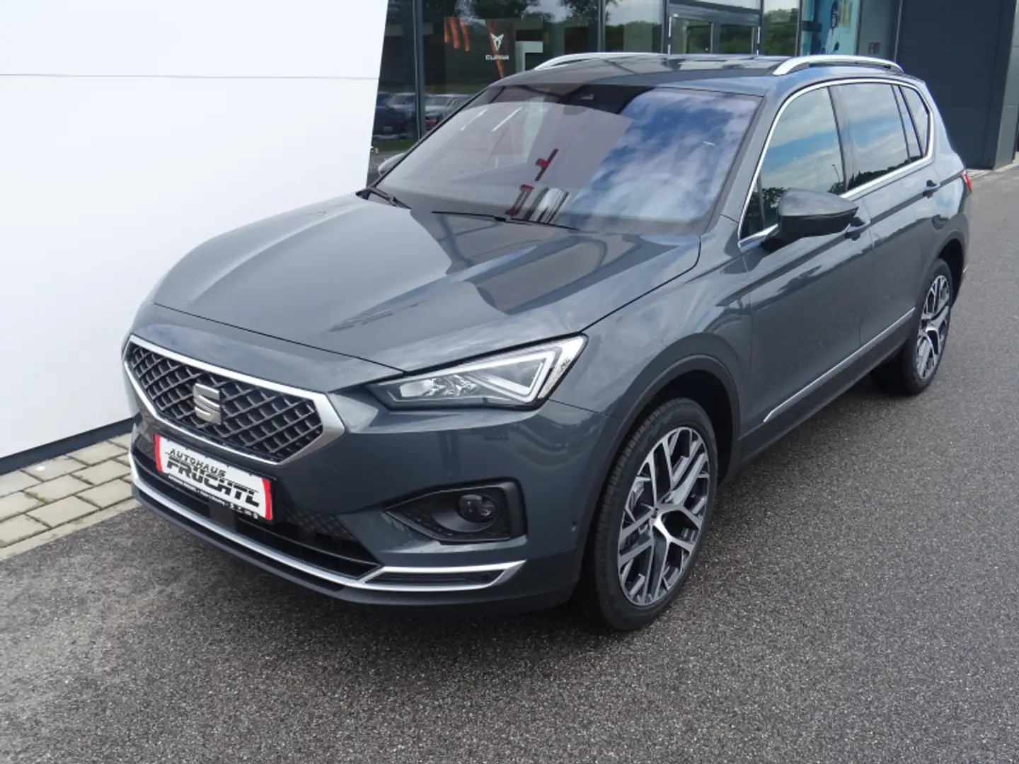 SEAT Tarraco Tarraco 2.0 TSI 4Drive Xperience DSG 245PS AHK Nav Grau - 2
