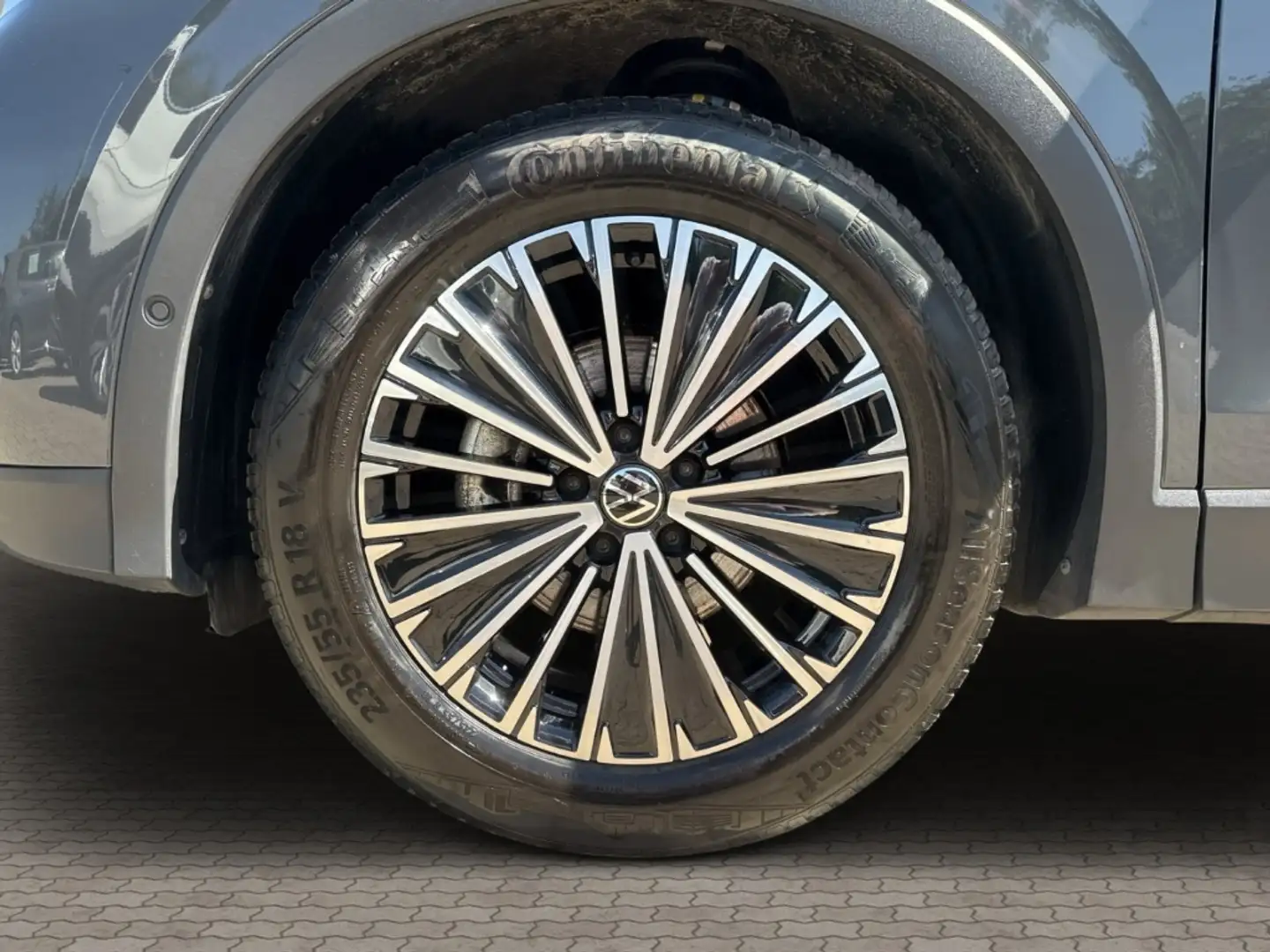 Volkswagen Tiguan 1.5 eTSI Elegance AHK-klappbar Navi Digitales Cock Grau - 2