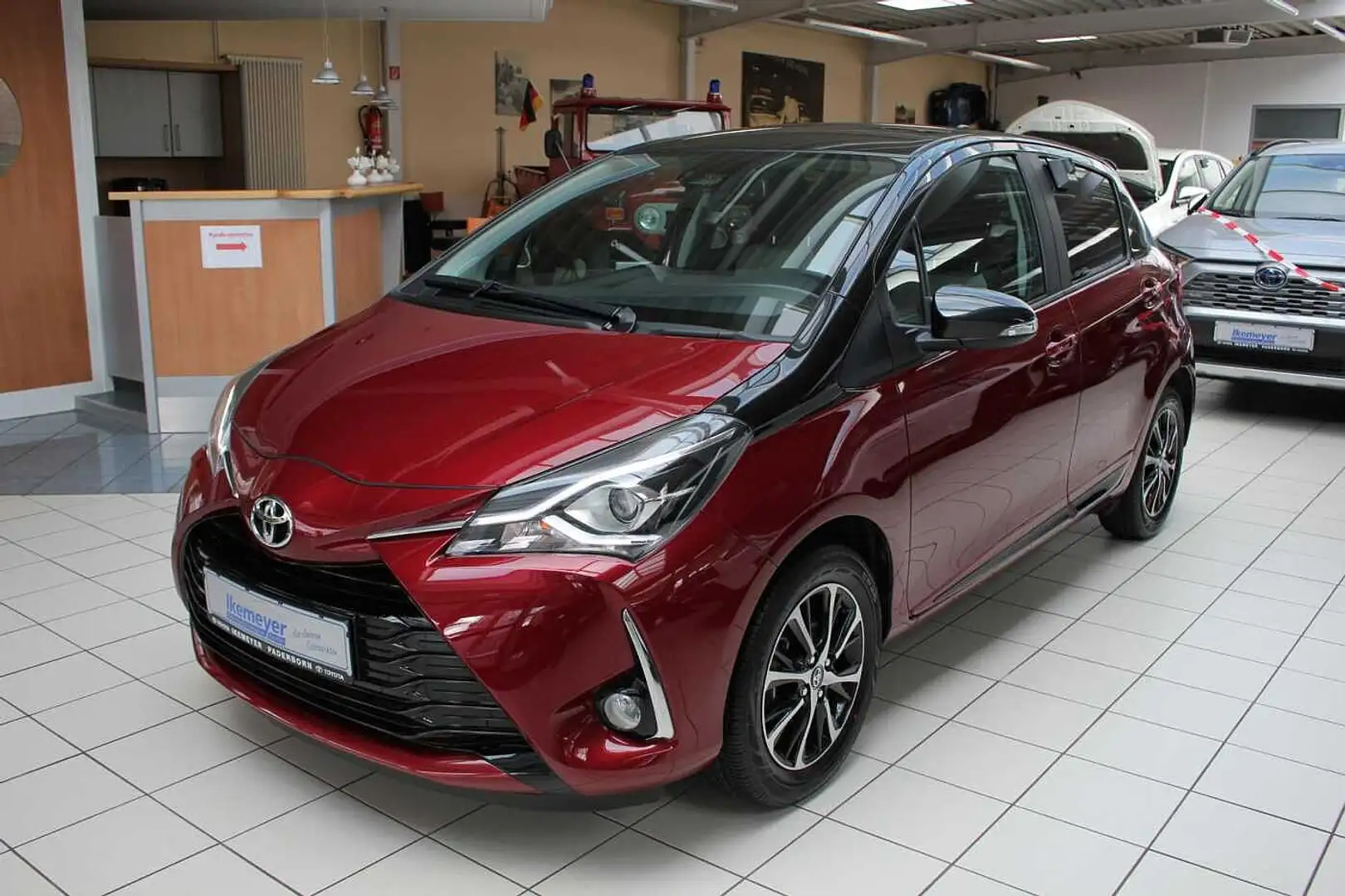 Toyota Yaris 1,5 Klimaautomatik Style & Plus-Paket Touch Connec Rot - 1