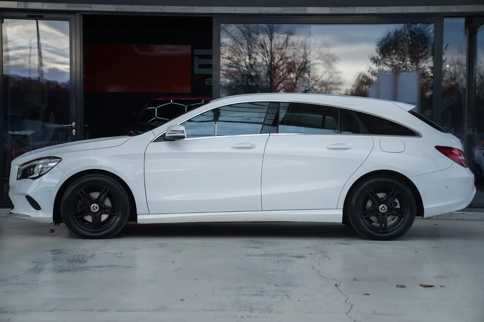 Mercedes-Benz CLA 180 d Shooting Brake *Navi/SHZ/Temp.* Weiß - 2