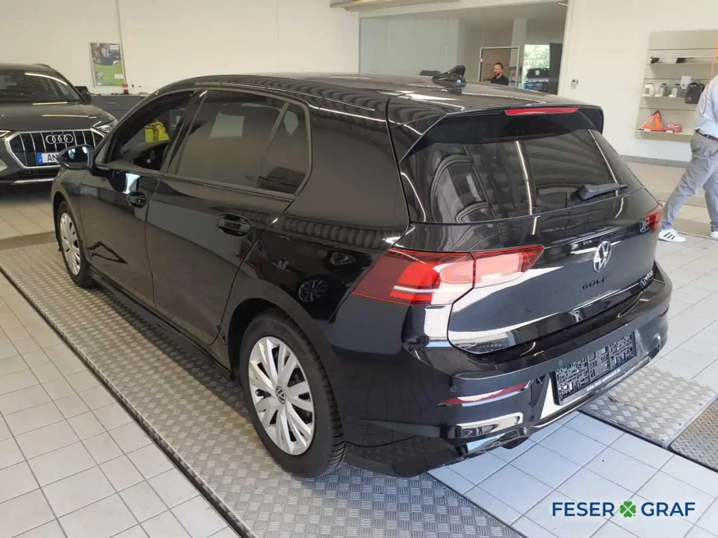 Volkswagen Golf VIII R-Line 1.5 eTSI DSG 150PS Schwarz - 2