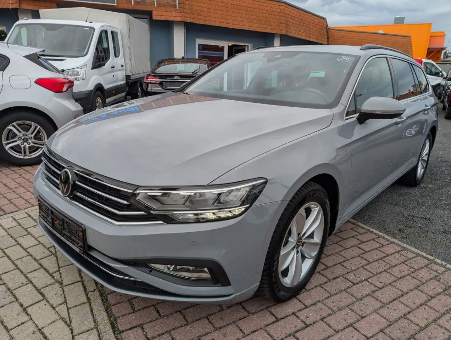 Volkswagen Passat Variant 2.0TDI 200PS DSG Business AHK Keyless LED CARPLAY Gris - 2