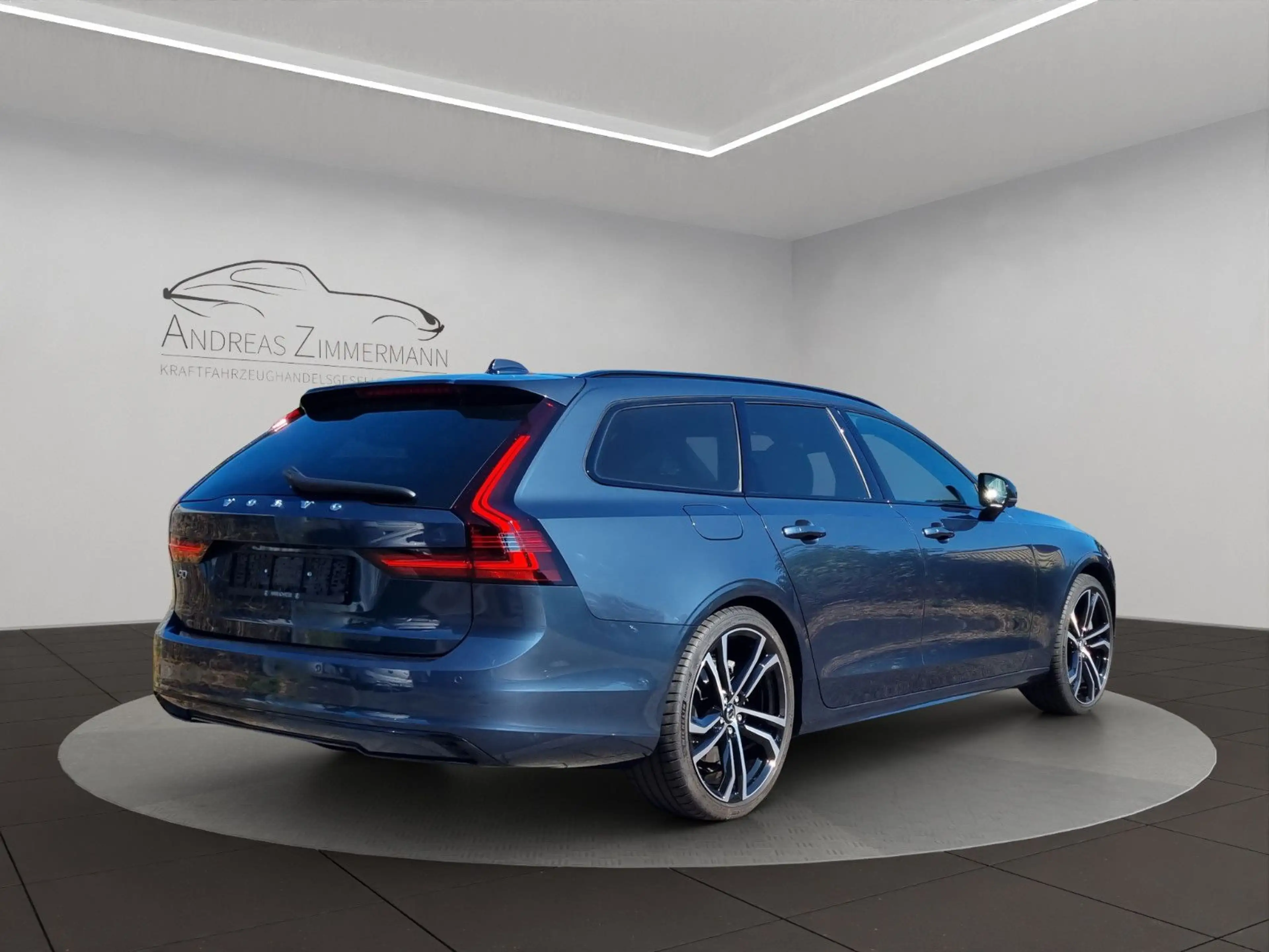 Volvo V90 B6 R-Design AWD XENIUM/PANO/WINTER PRO/4C/BW — photo 5
