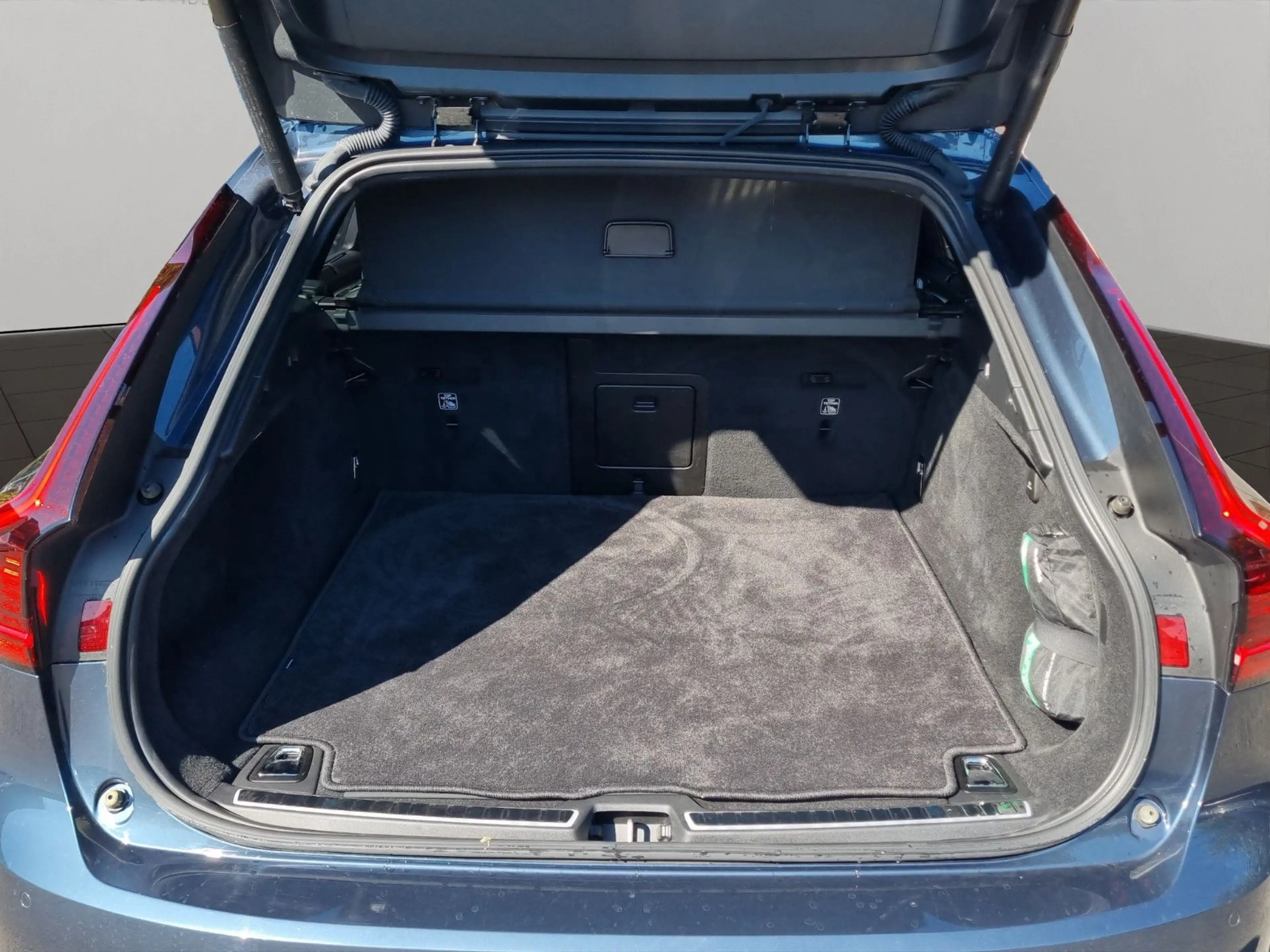 Volvo V90 B6 R-Design AWD XENIUM/PANO/WINTER PRO/4C/BW — photo 14