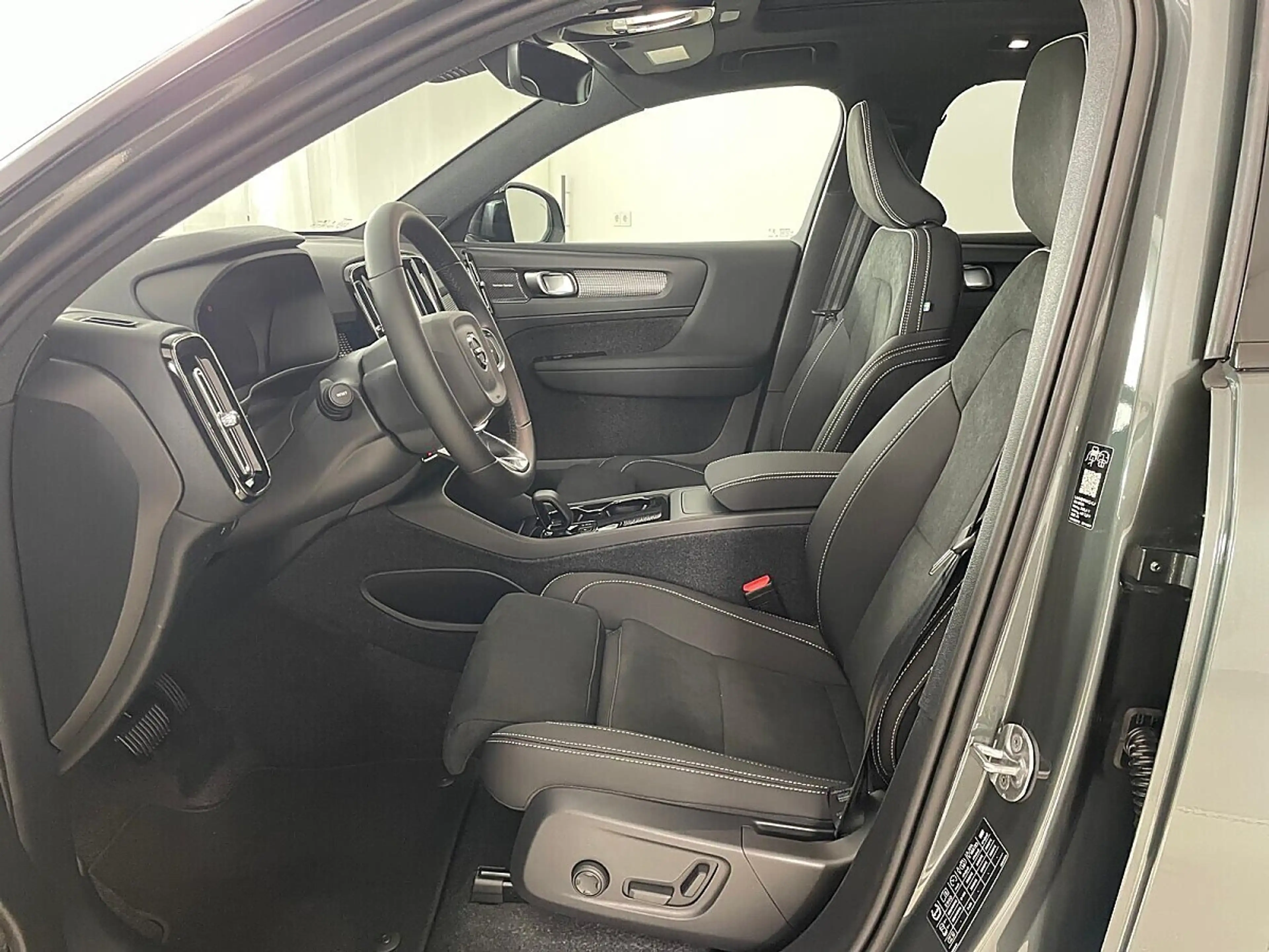 Volvo EX40 Single Motor Extended Range 82kWh Ultra | Stahl... — photo 9