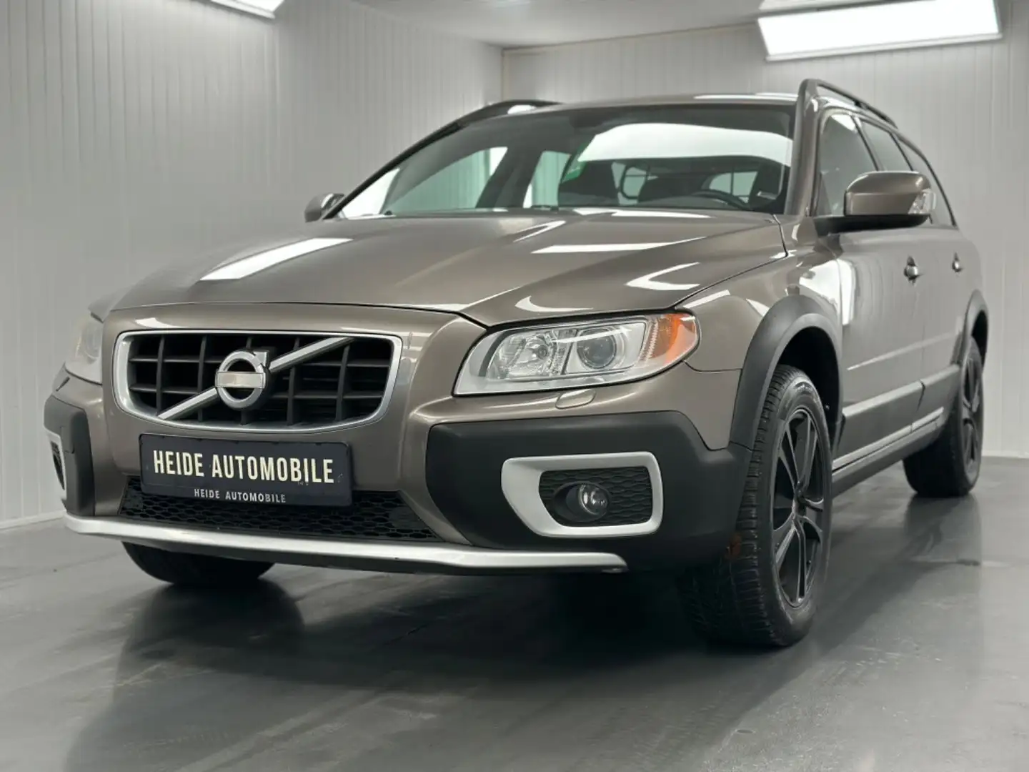 Volvo XC70 Kinetic 2,4 l 5 Zylinder Xenon Standheizung Gris - 1
