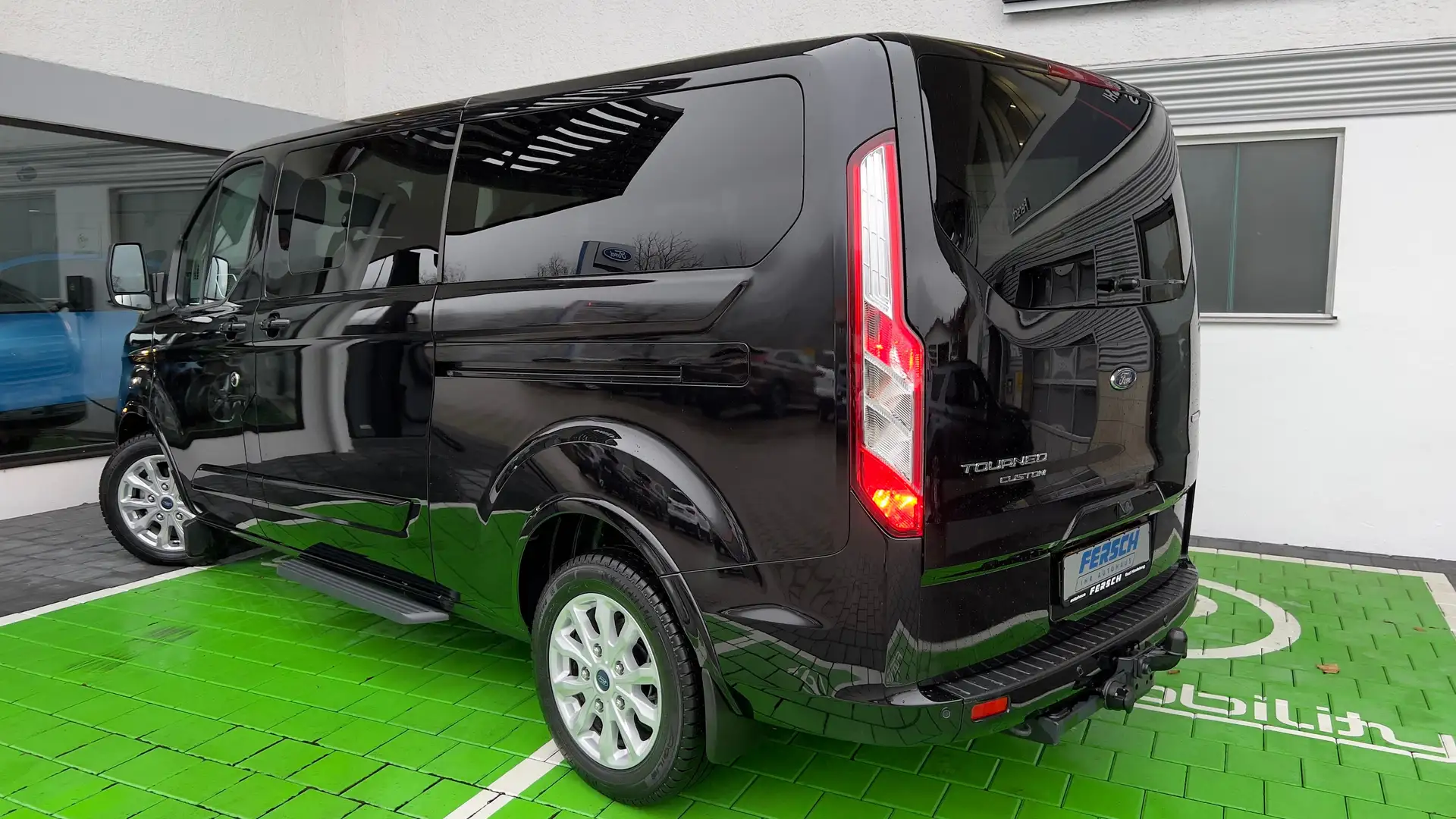 Ford Tourneo Custom L2 Titanium 8-Sitzer mit SYNC 3 DAB uvm... Black - 2