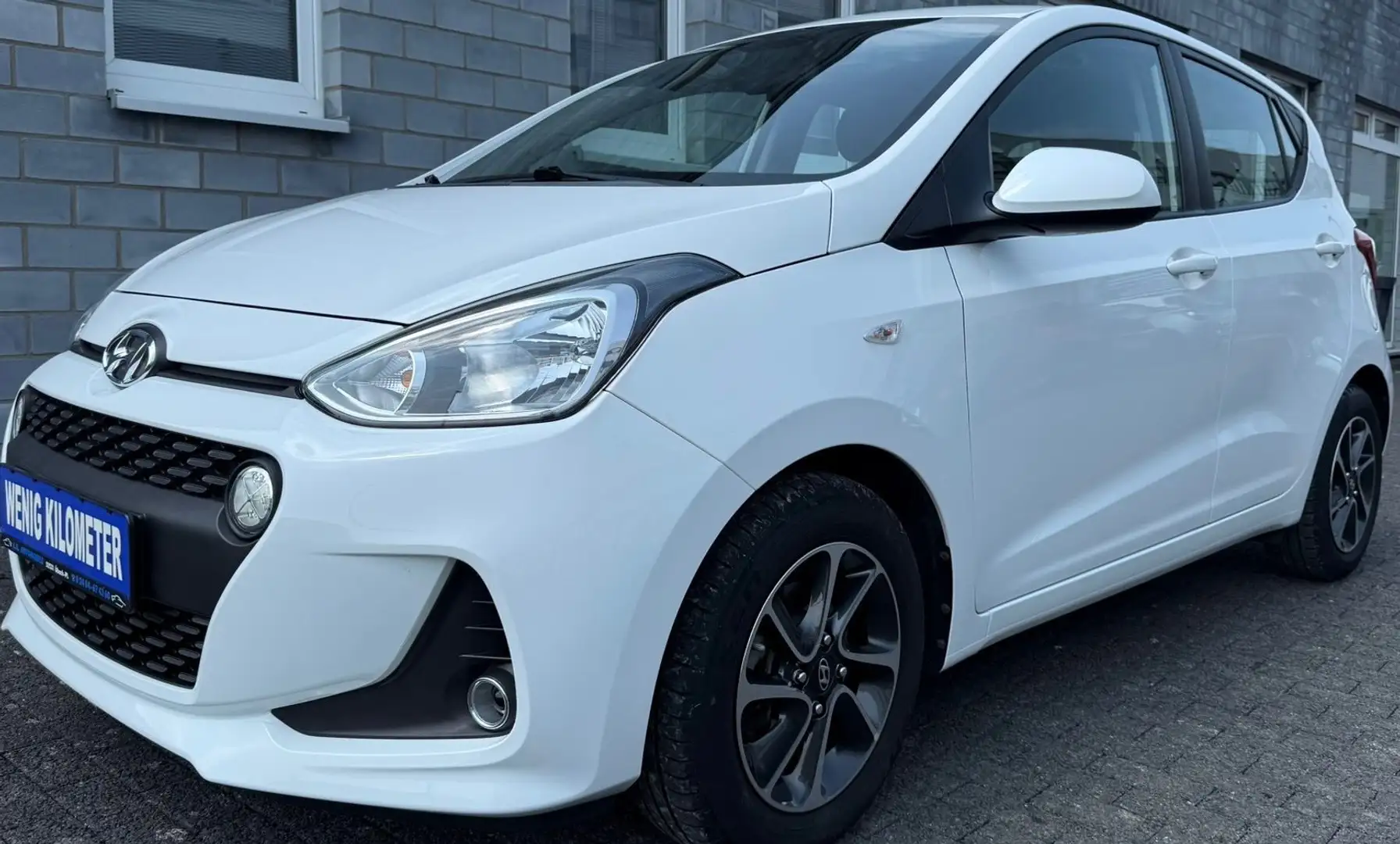 Hyundai i10 YES! TEMPOMAT/KLIMA/SITZHEIZUNG/BLUETOOTH/USB TOP! Weiß - 1