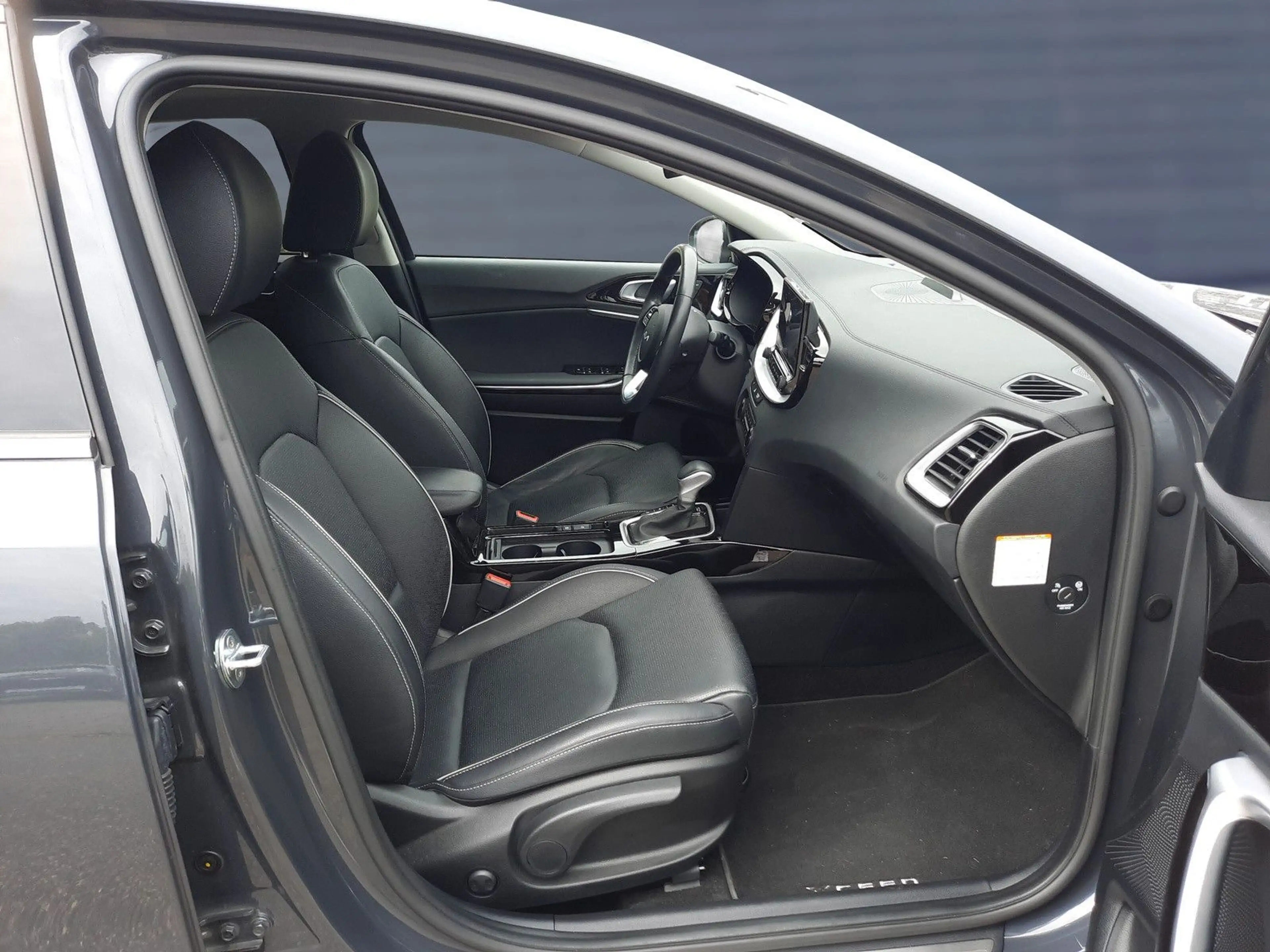 Kia XCeed 1,6 PHEV Platinum Navi AHK — photo 12