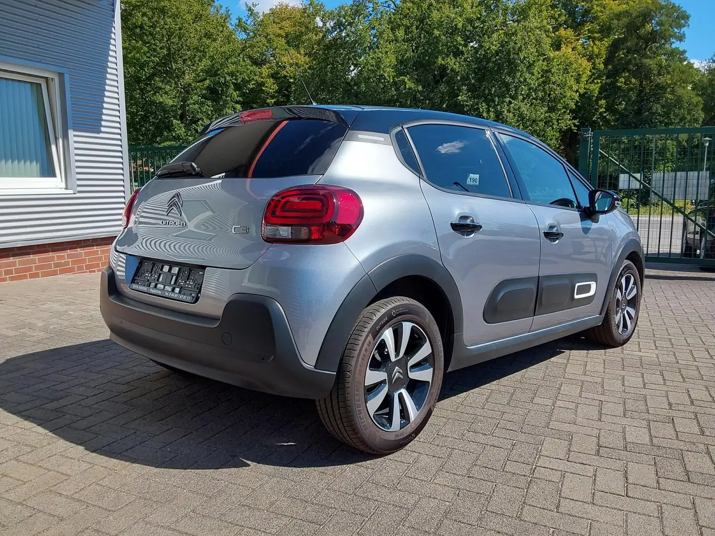 Citroen C3 1.2 PureTech Max APP/SHZ/LED/PDC/KAM/NAV 60 kW ... Silber - 2