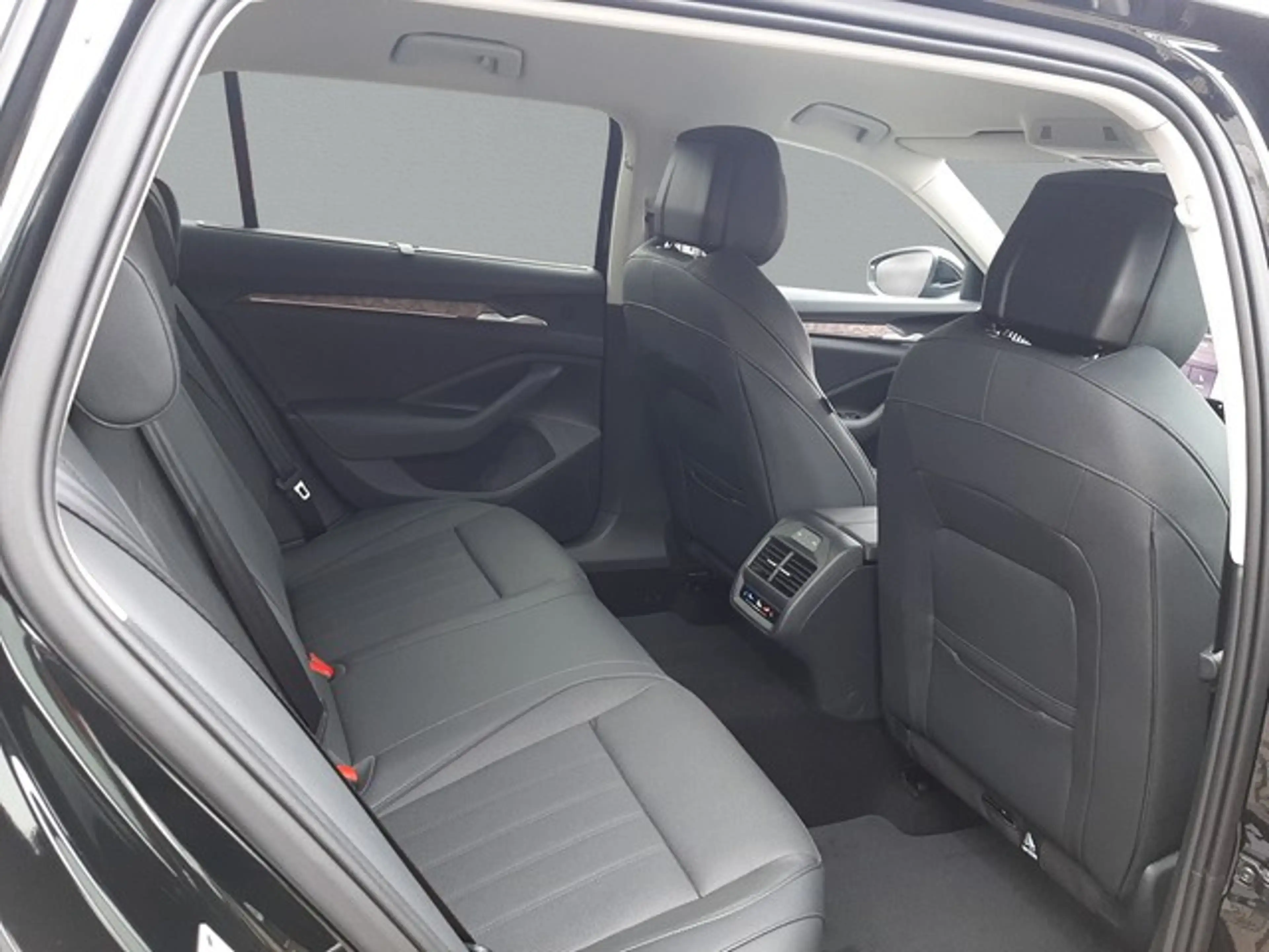 Skoda Superb Combi iV L&K AHK Leder Matrix 360° HeadUp — photo 8