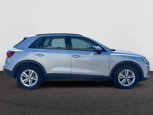 Audi Q3 view 7